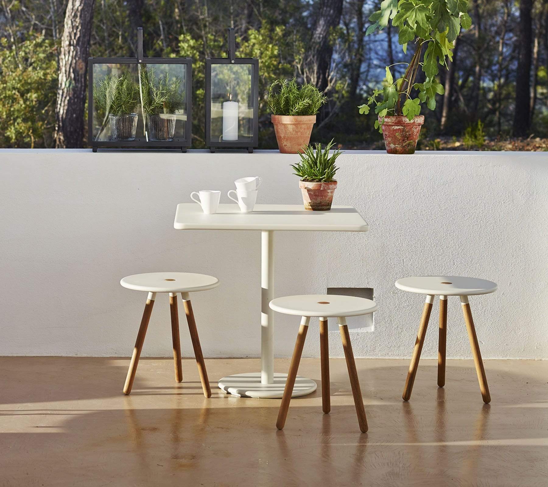 Outdoor Coffee Table Stool - Rustic Wooden Side Table for Patio, Garden & Poolside - Perfect for Relaxing with Drinks & Snacks