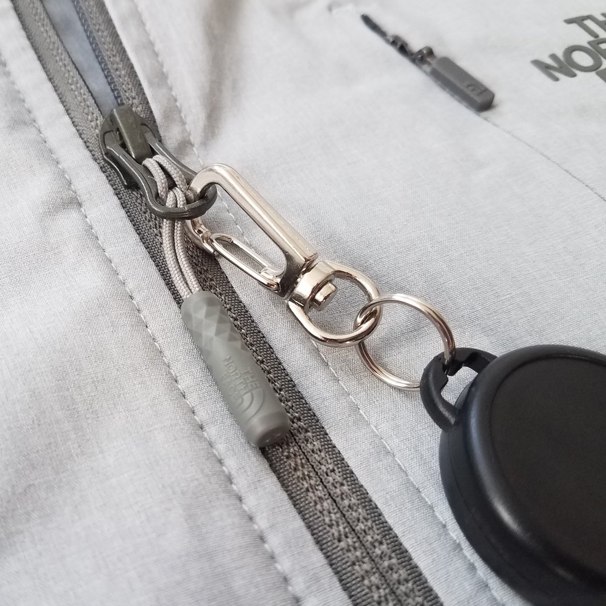 100 Pack Heavy Duty Retractable Badge Reel with Metal Carabiner Clip - ID Holder for Ski Pass, Sport Lift Tickets & Keychains - Perfect for Coats, Belts & Pants Loops - Workplace, Events & Outdoor Activities