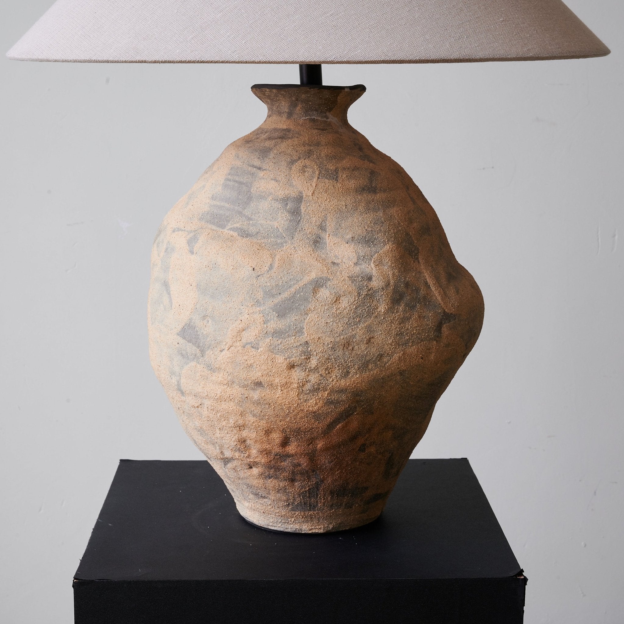Duna Sculpted Clay Table Lamp - Handmade Ceramic Bedside Light for Living Room, Bedroom & Office Decor - Perfect for Cozy Ambiance & Modern Interior Design