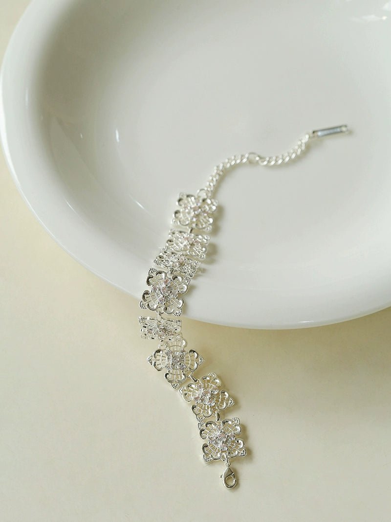 Stylish Niche Design Lace Four Leaf Clover Hollow Bracelet - Perfect for Women's Fashion, Gift Giving & Special Occasions
