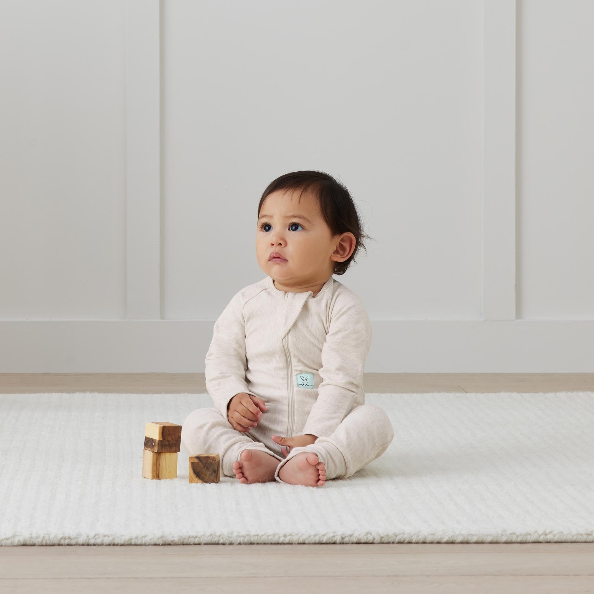 ergoPouch 1.0 TOG Long Sleeve Sleep Zip Bodysuit for Babies - Soft Oatmeal Marle Color - Perfect for Nursery, Nighttime & Winter Sleepwear