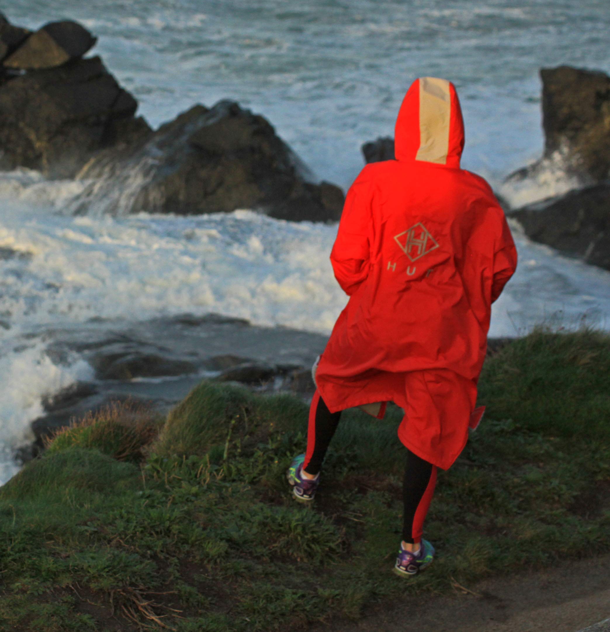 HUT Premium Red Waterproof Changing Robe for Women, Men & Kids - Windproof Surfing Robe for Open Water Swimmers, Beach & Outdoor Activities - Ideal for Surfing, Swimming & Post-Water Sports Warmth