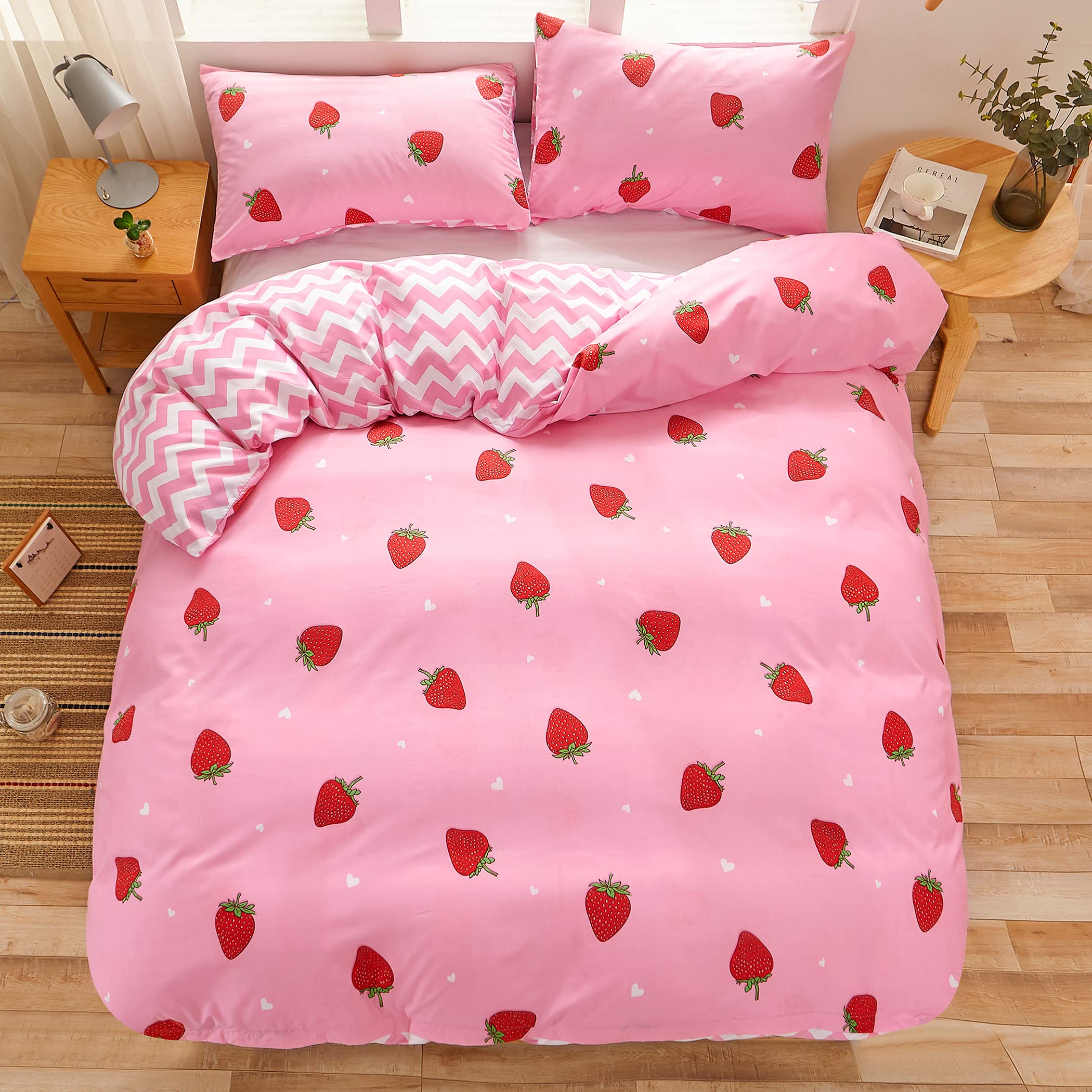 LAMEJOR Queen Size Duvet Cover Set - Pink Kawaii Strawberry Pattern, Sweet Reversible Bedding Set with 1 Duvet Cover & 2 Pillowcases | Soft & Breathable for Cozy Sleep, Perfect for Girls' Bedroom, Dorm Room Decor, Gift Idea
