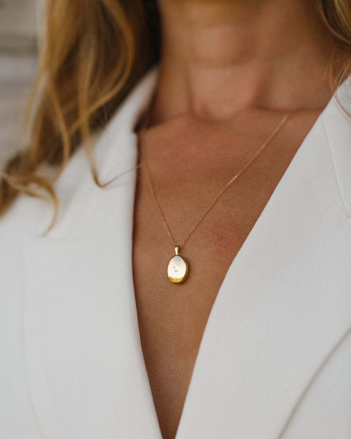 Elegant Oval Locket Necklace for Women - Personalized Photo Pendant Jewelry Gift for Mom, Wife, Girlfriend | Perfect for Anniversaries, Birthdays & Valentine's Day
