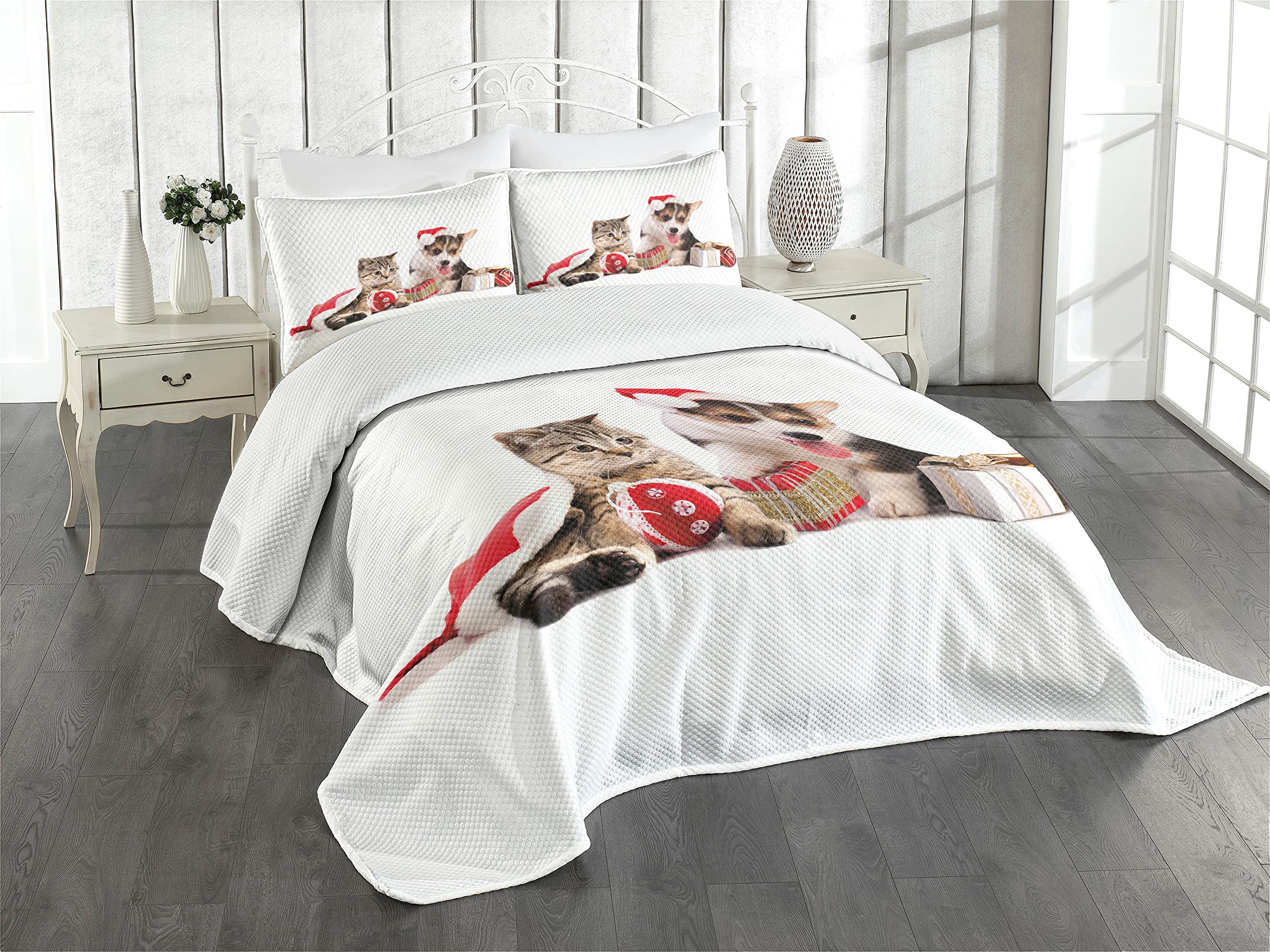 Ambesonne Christmas Bedding Set - 3 Piece King Size Bedspread with 2 Pillow Shams, Festive Dog & Cat Santa Hat Design in White Brown Red - Perfect for Holiday Home Decor & New Year Celebration Gifts