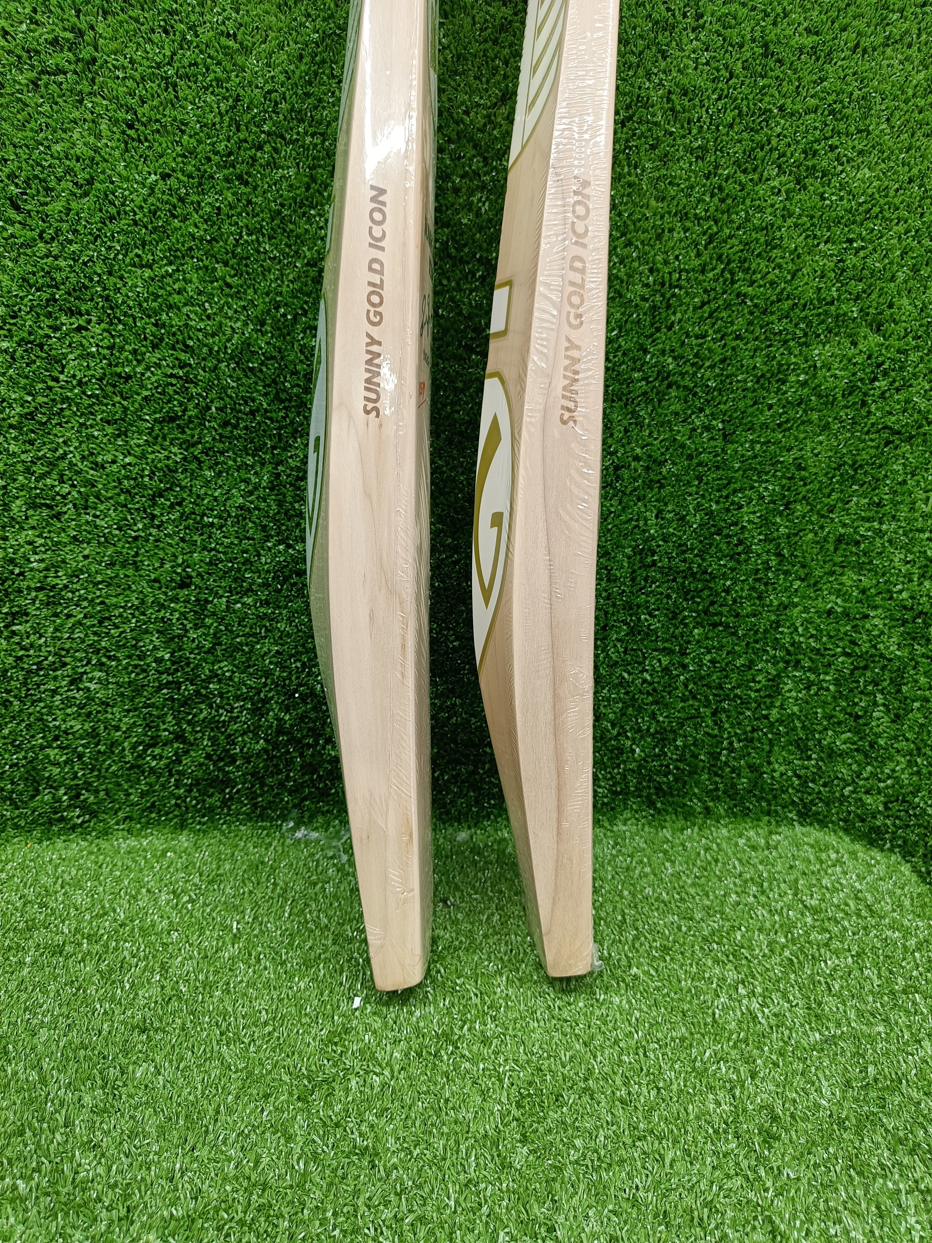 SG Sunny Gold Icon English Willow Cricket Bat - Premium Grade for Professional Players - Perfect for Matches, Training & Practice Sessions