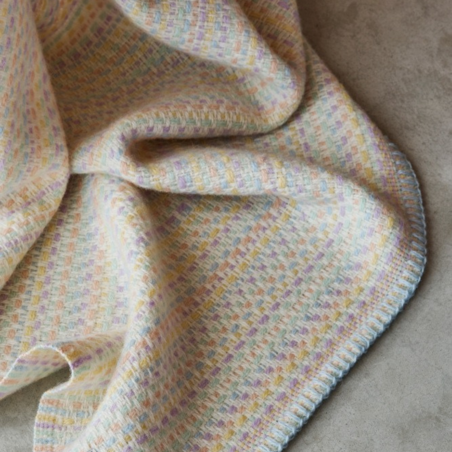 Premium Norwegian Wool Thatch Throw Blanket - Soft & Warm Handwoven Winter Shawl for Cozy Home, Cabin, or Outdoor Adventures