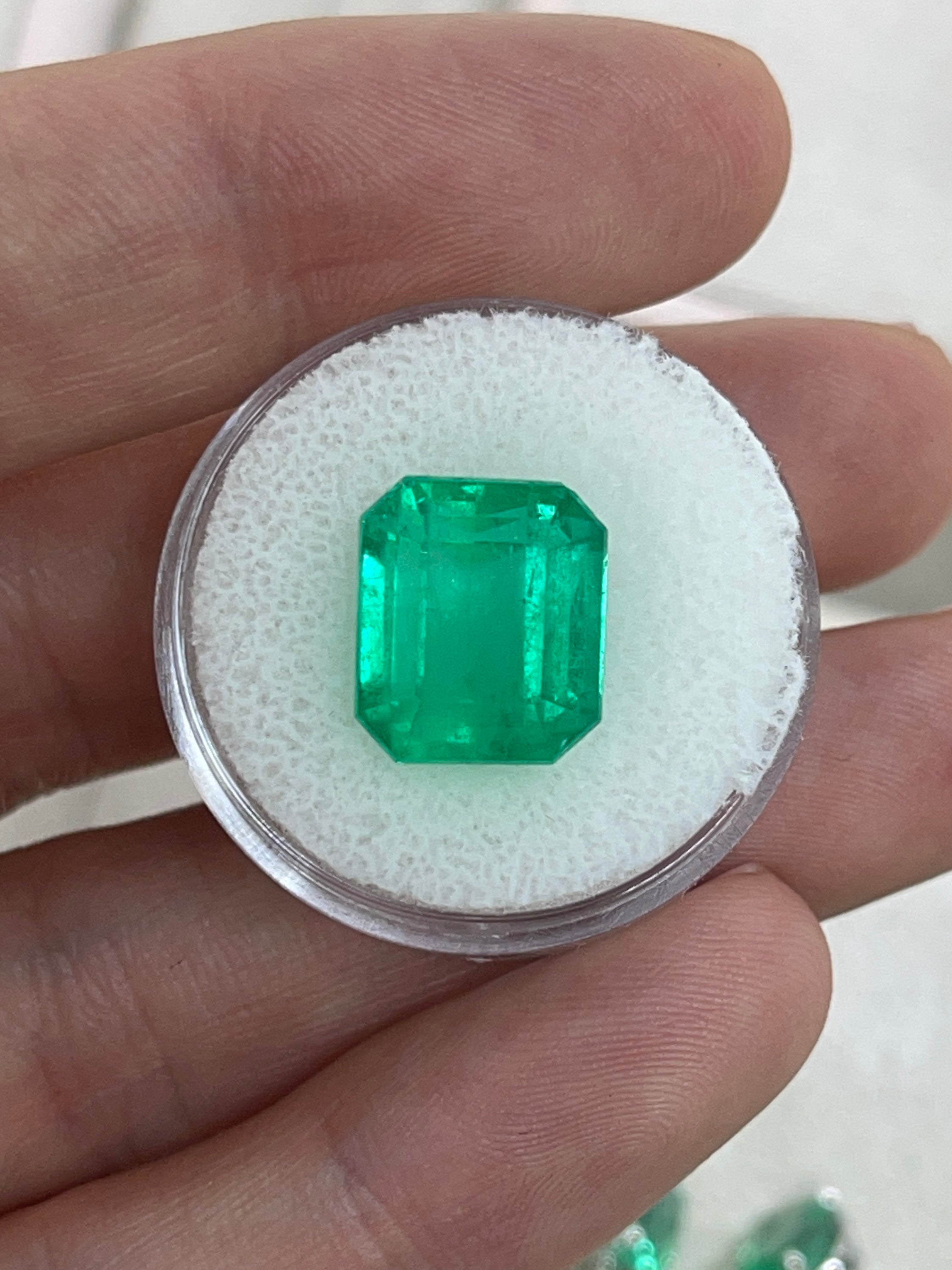 8.98 Carat 13x11mm Vivid Green Loose Colombian Emerald Gemstone - Emerald Cut for Jewelry Making, Engagement Rings & Luxury Gifts