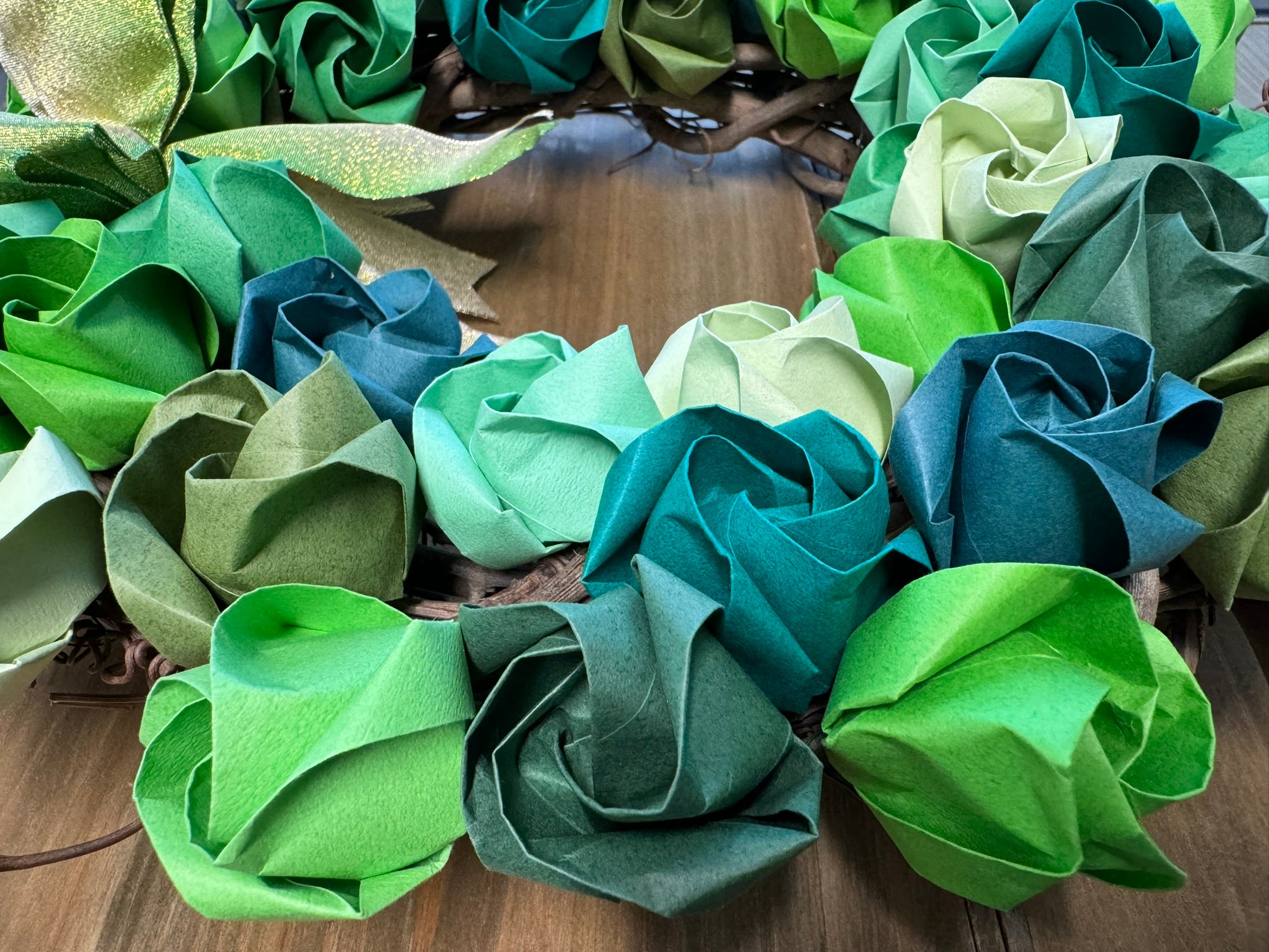 Handmade Origami Rose Wreath - Elegant Green Paper Flower Wall Decor for Home, Wedding, Party & Gift Giving
