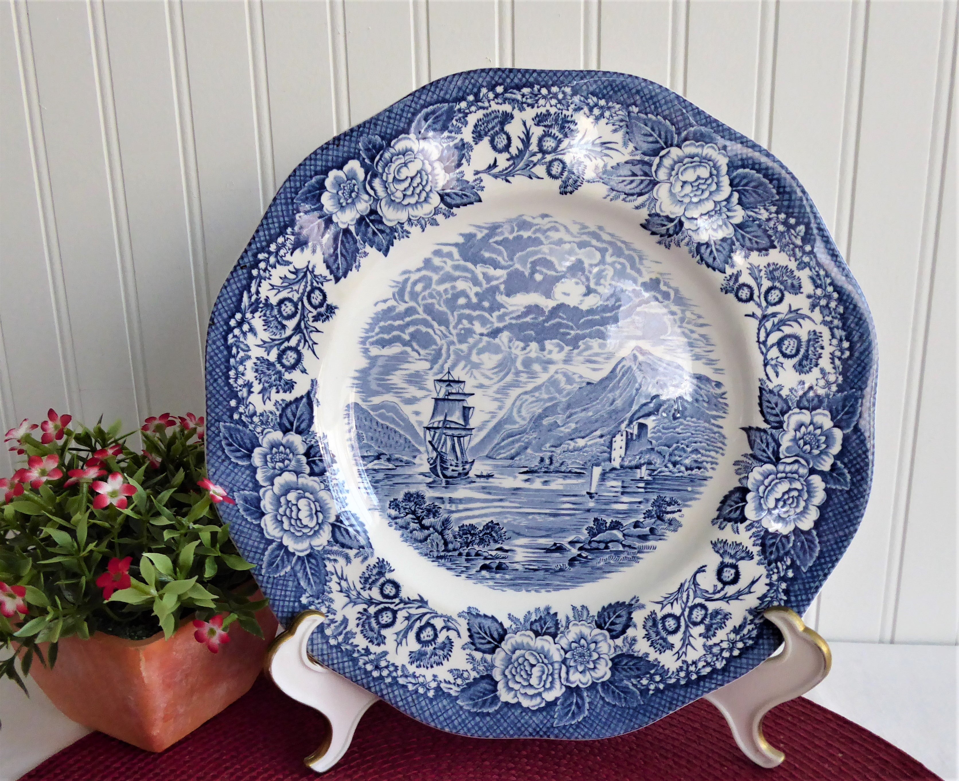 Vintage Royal Warwick England Blue Transferware Dinner Plate - Scottish Landscape Lochs of Scotland Design, 1970s Retro Dinnerware for Elegant Dining & Collectors