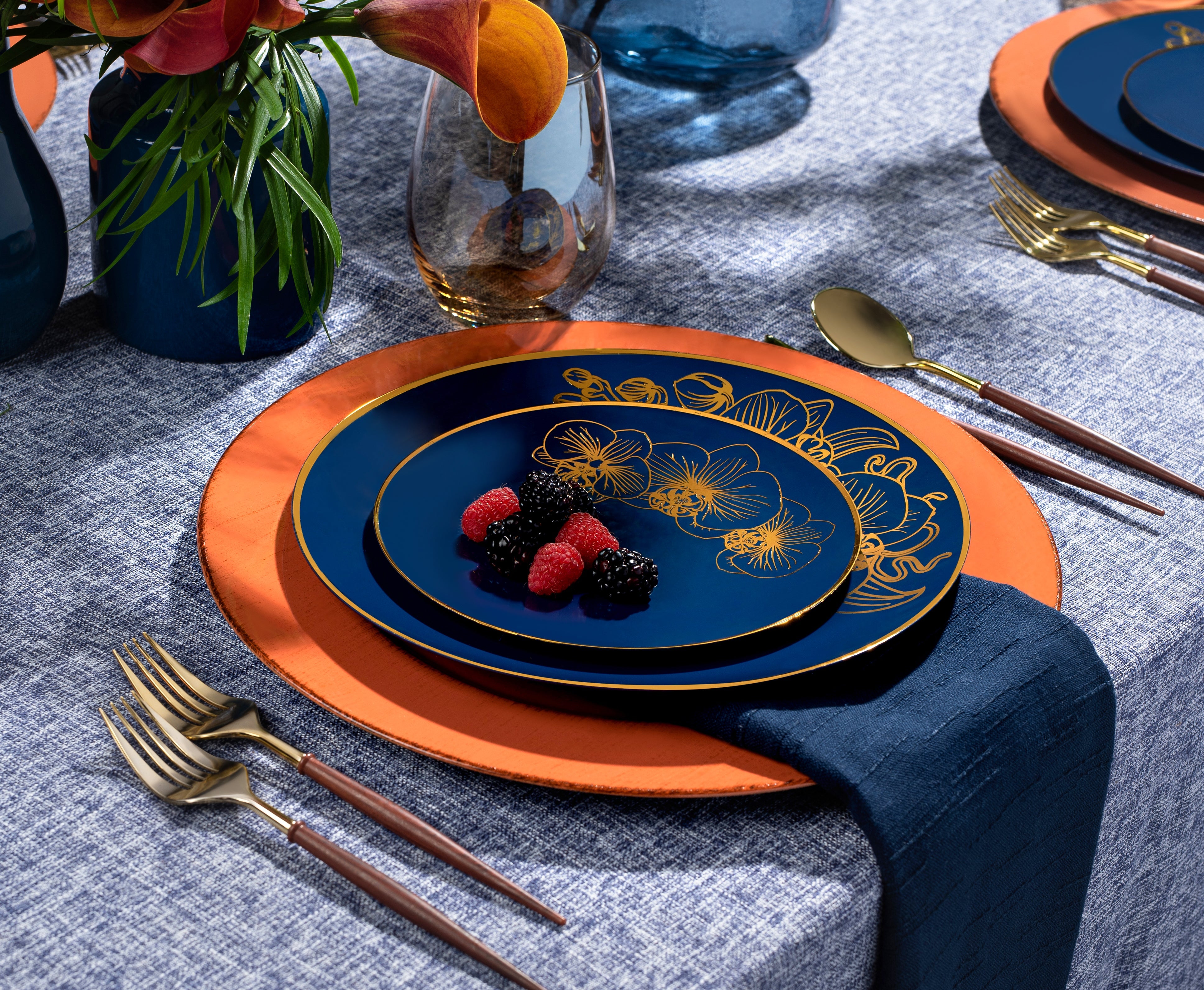 192-Piece Royal Blue & Gold Round Plastic Dinnerware Set - Elegant Disposable Plates, Cups & Cutlery for 96 Guests - Perfect for Weddings, Parties, Banquets & Special Events