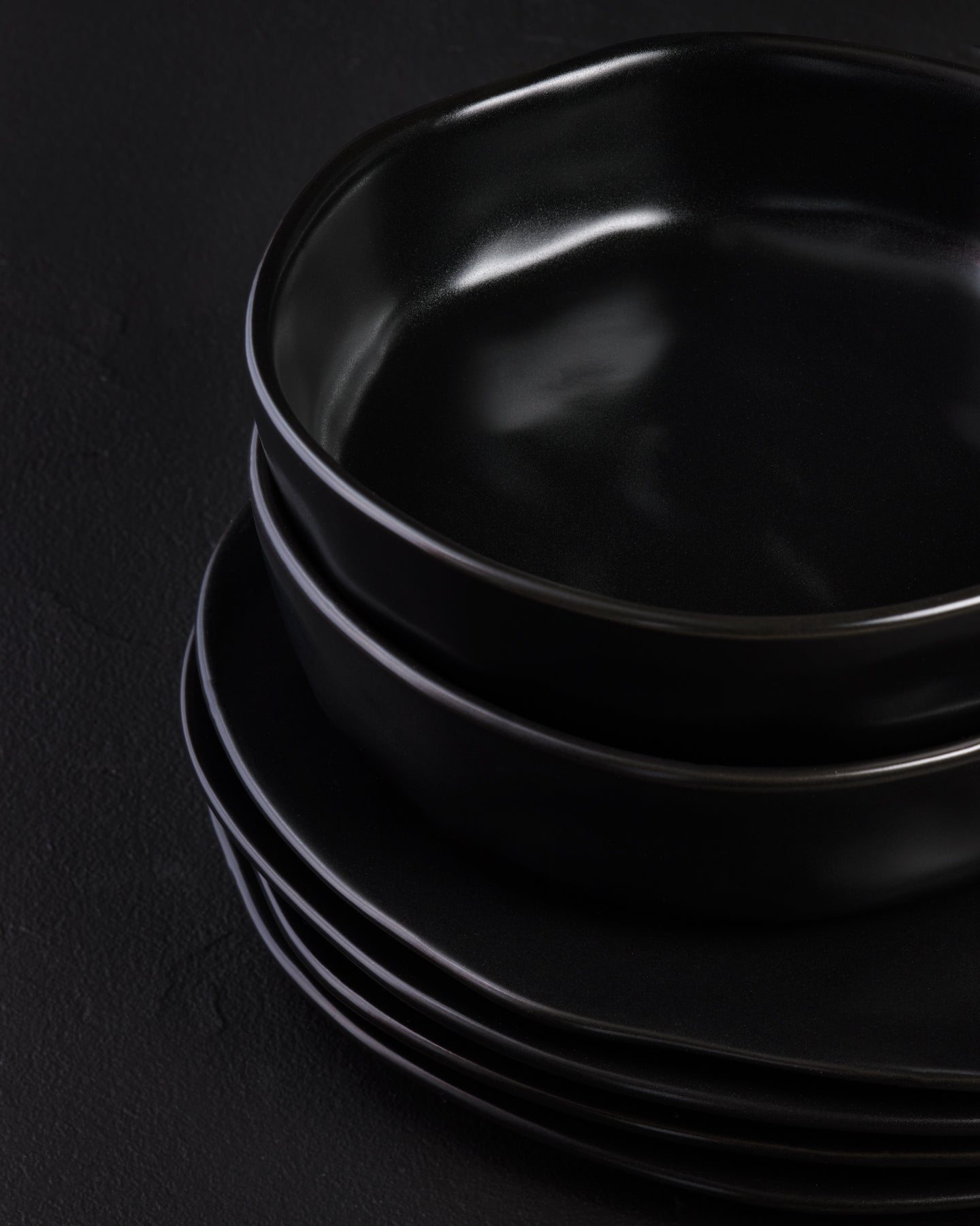 Premium Hekonda Stoneware Dinnerware Set - 16-Piece Black Ceramic Plates & Bowls for Everyday Dining & Entertaining