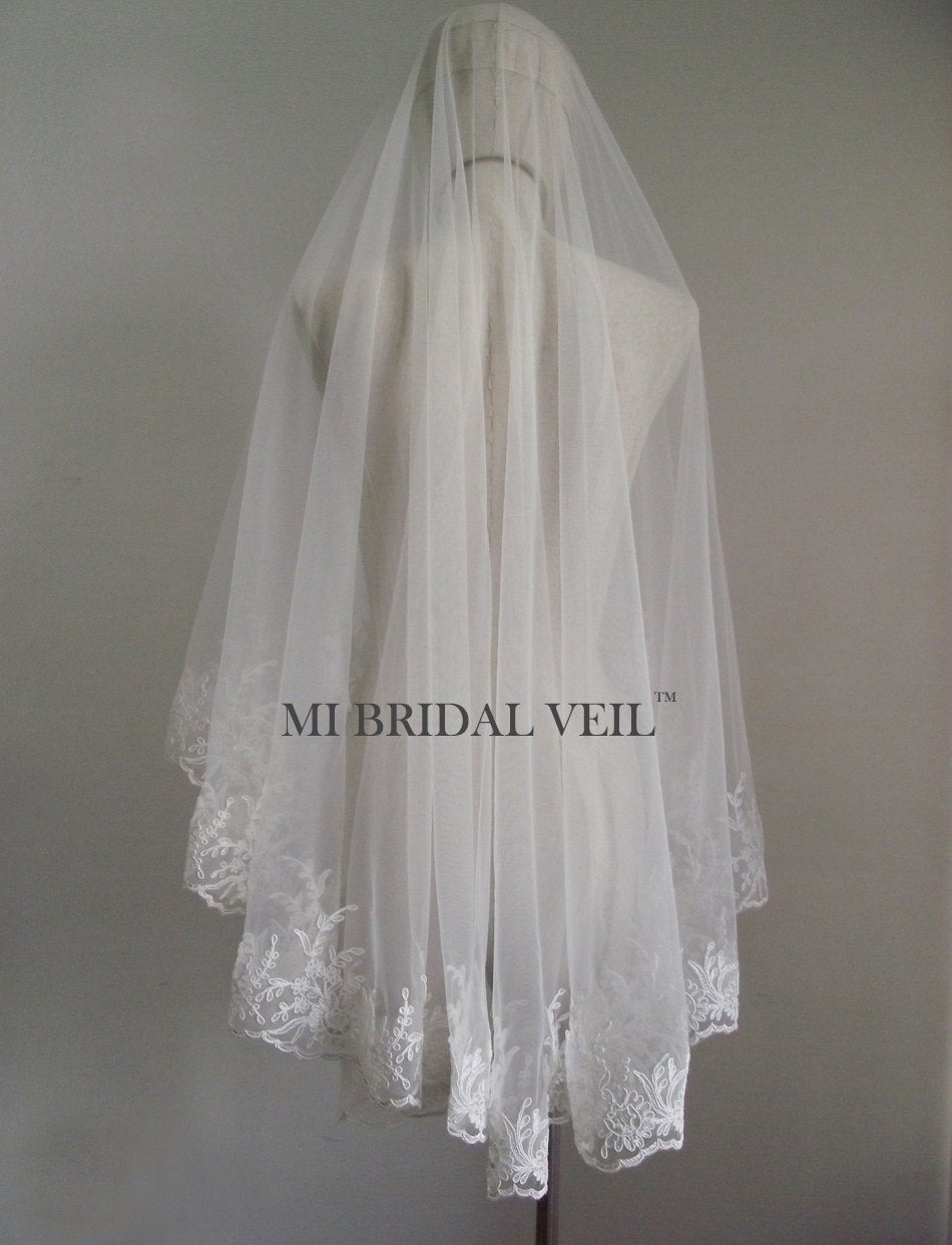 Elegant Mantilla Lace Wedding Veil with Floral Leaf Design - Spanish Bridal Veil for Church Ceremony & Romantic Photography
