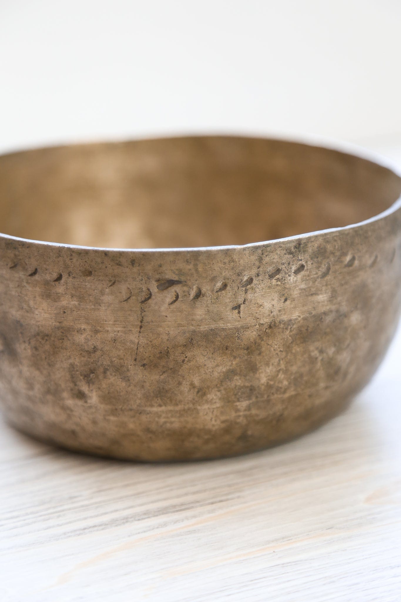Antique Singing Bowl for Heart Chakra Healing - 184 Hz Tibetan Meditation Instrument for Yoga, Sound Therapy & Spiritual Relaxation