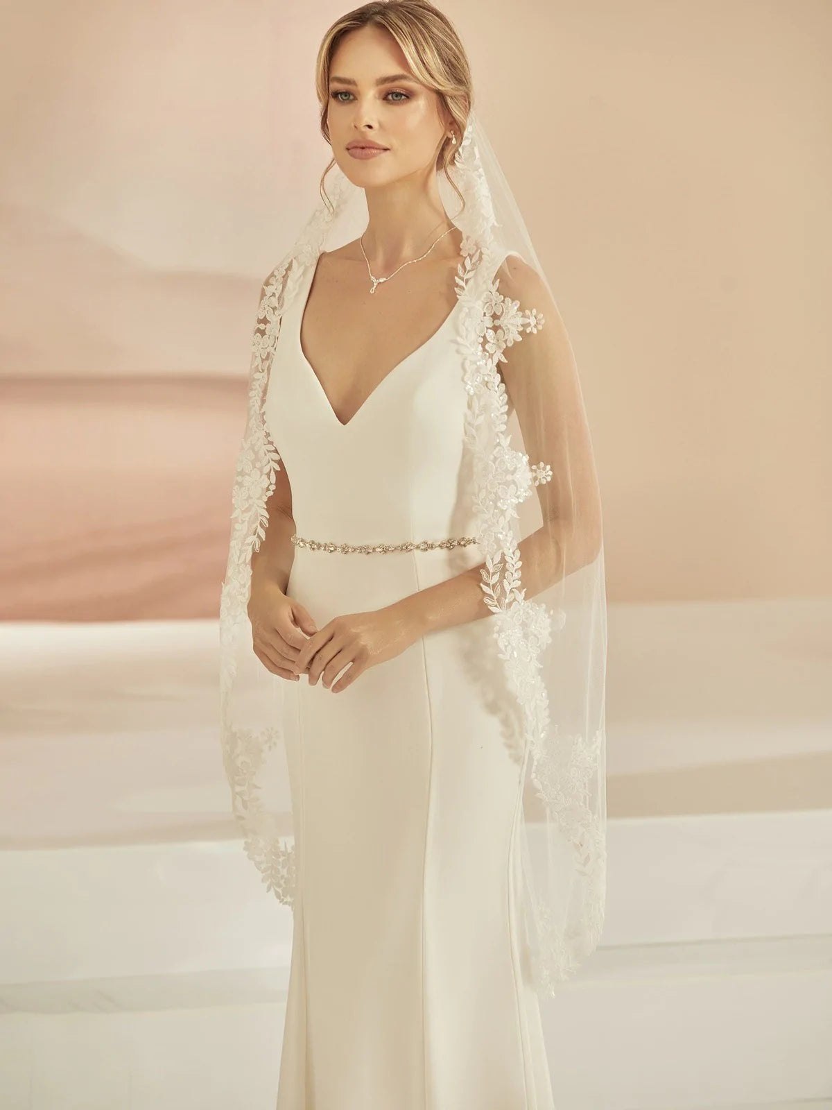 Ivory Lace Edge Fingertip Wedding Veil - Elegant Bridal Tulle Accessory for Church Ceremony & Outdoor Photography S412