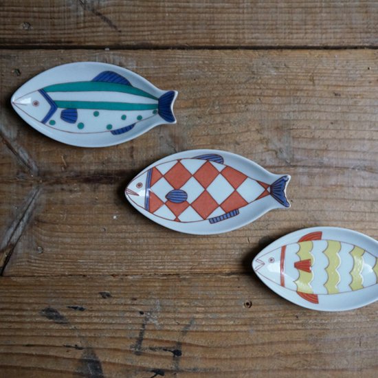 Harekutani Porcelain Small Fish Plate - Elegant Japanese Ceramic Appetizer Dish for Sushi, Desserts & Home Decor