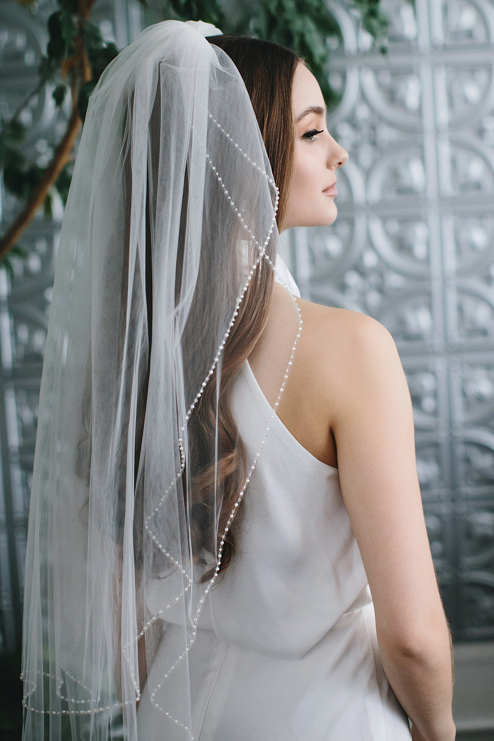 2 Layer Simple Pearl Edge Bridal Veil - Elegant Wedding Accessory for Brides, Perfect for Church Ceremony and Photo Shoots