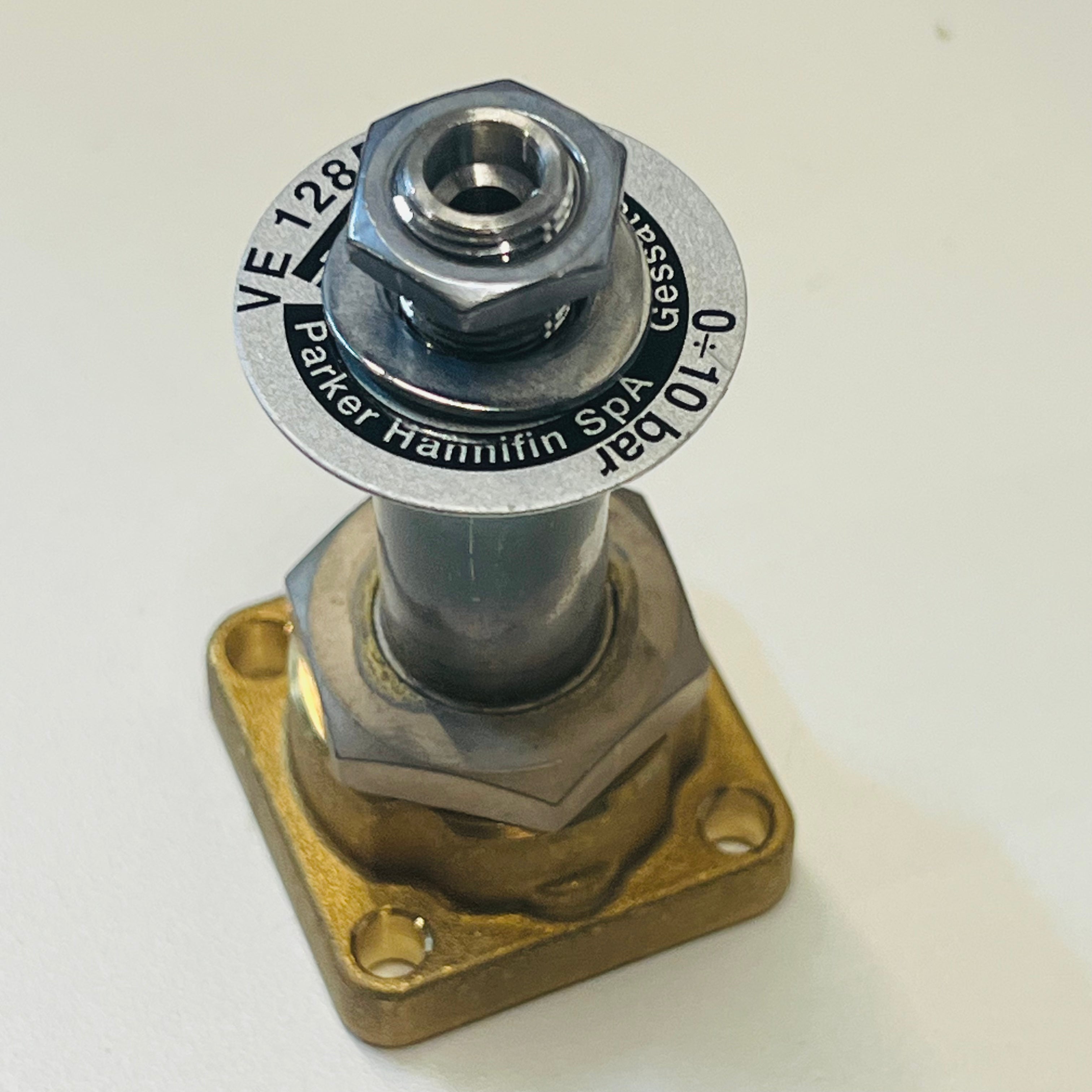 Parker 3-Way Square Base Valve Body with Cylindrical End - Hydraulic Control Valve for Industrial Machinery & Heavy Equipment