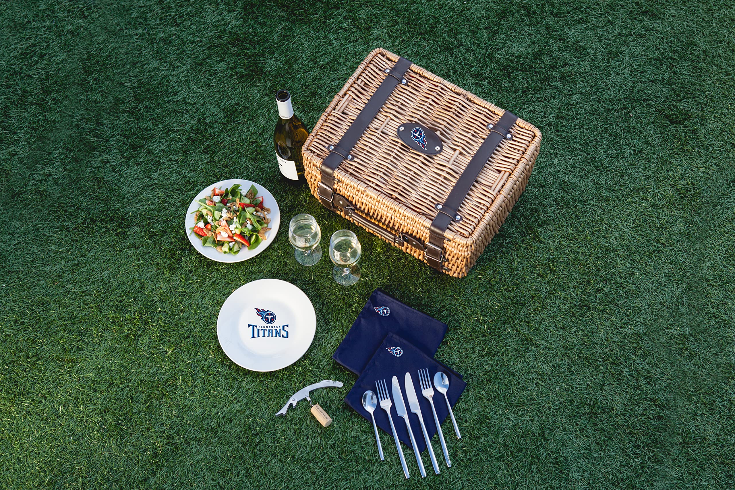 **PICNIC TIME NFL Champion Picnic Basket for 2 – Insulated Wicker Picnic Basket Set with Plates, Utensils & Blanket – Perfect for Outdoor Picnics, Tailgating & Game Day Gatherings (Black & Brown)**