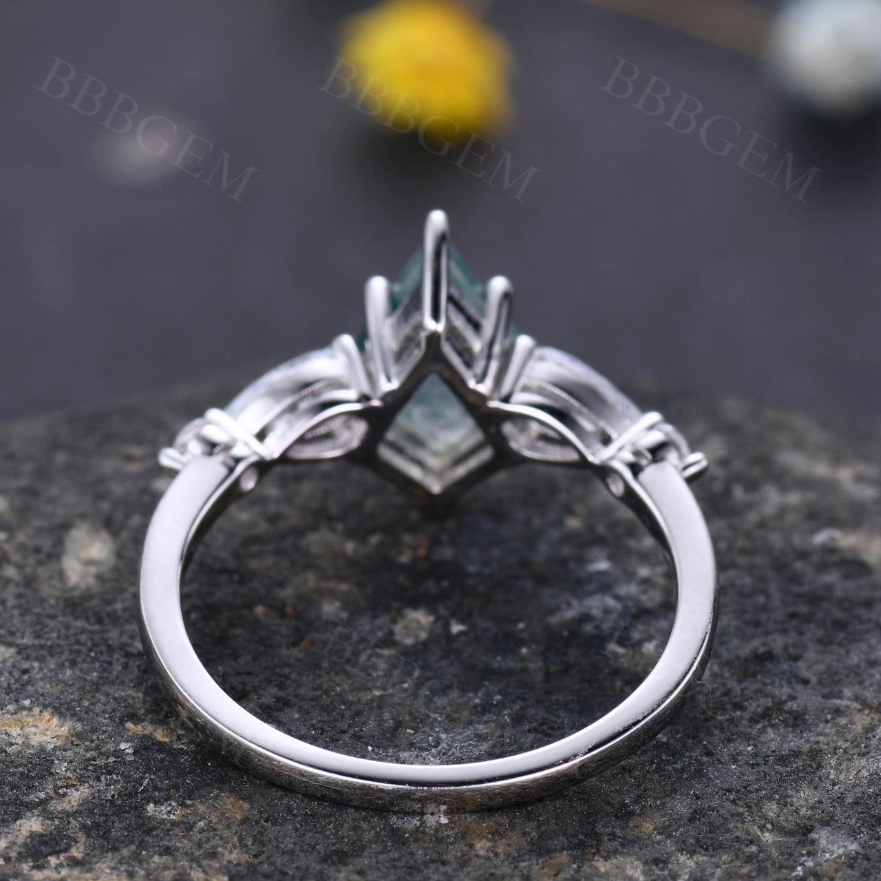 Vintage Green Moss Agate Engagement Ring for Women - Elegant Kite Step Cut Gemstone Jewelry - Perfect for Proposals, Anniversaries & Special Occasions