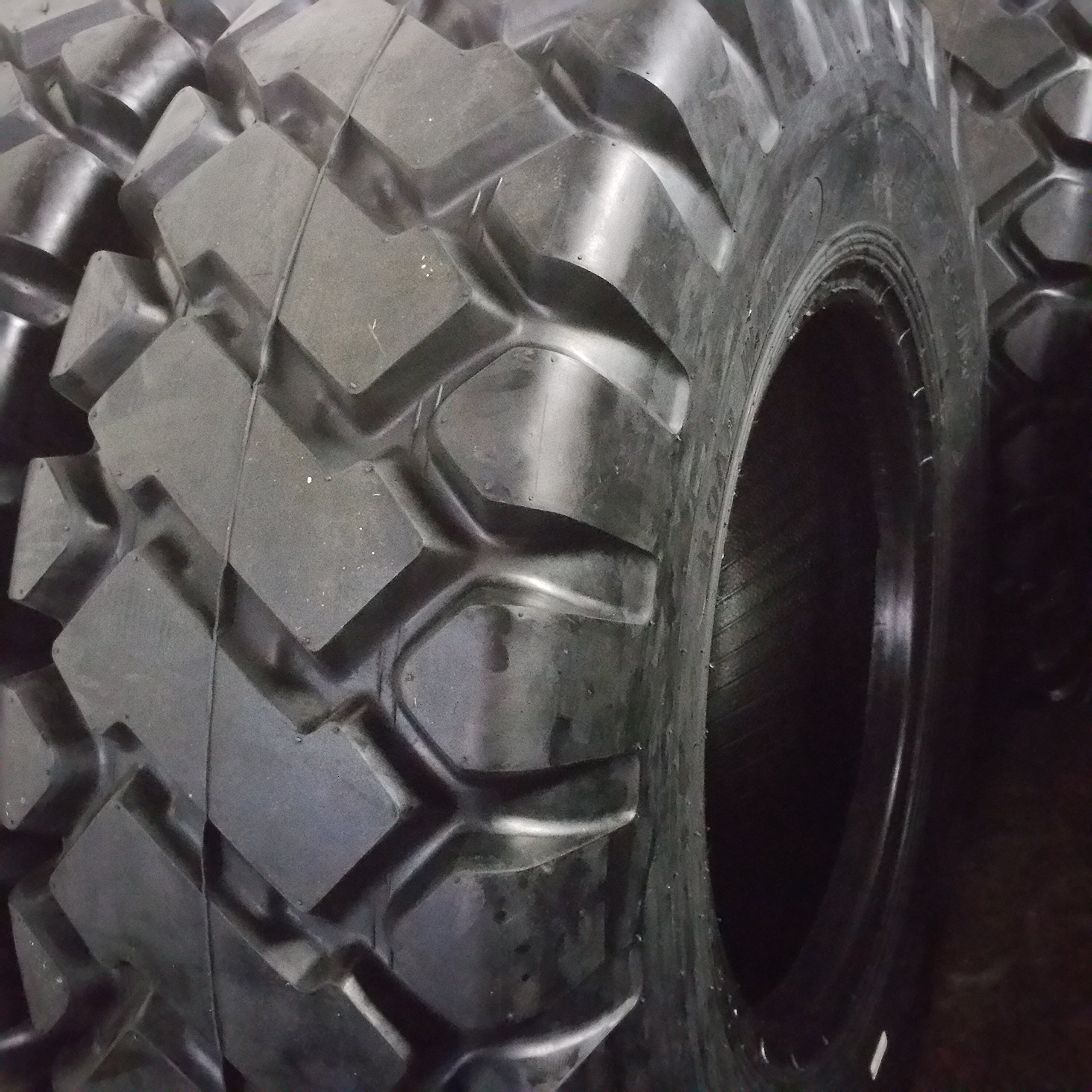 17.5-25 E3 Loader Tires (4 Pack) - 20 Ply Heavy Duty Construction Equipment Tires for Loaders, Forklifts & Industrial Machinery - Durable All-Terrain Tires for Construction Sites, Mining & Road Crew Operations