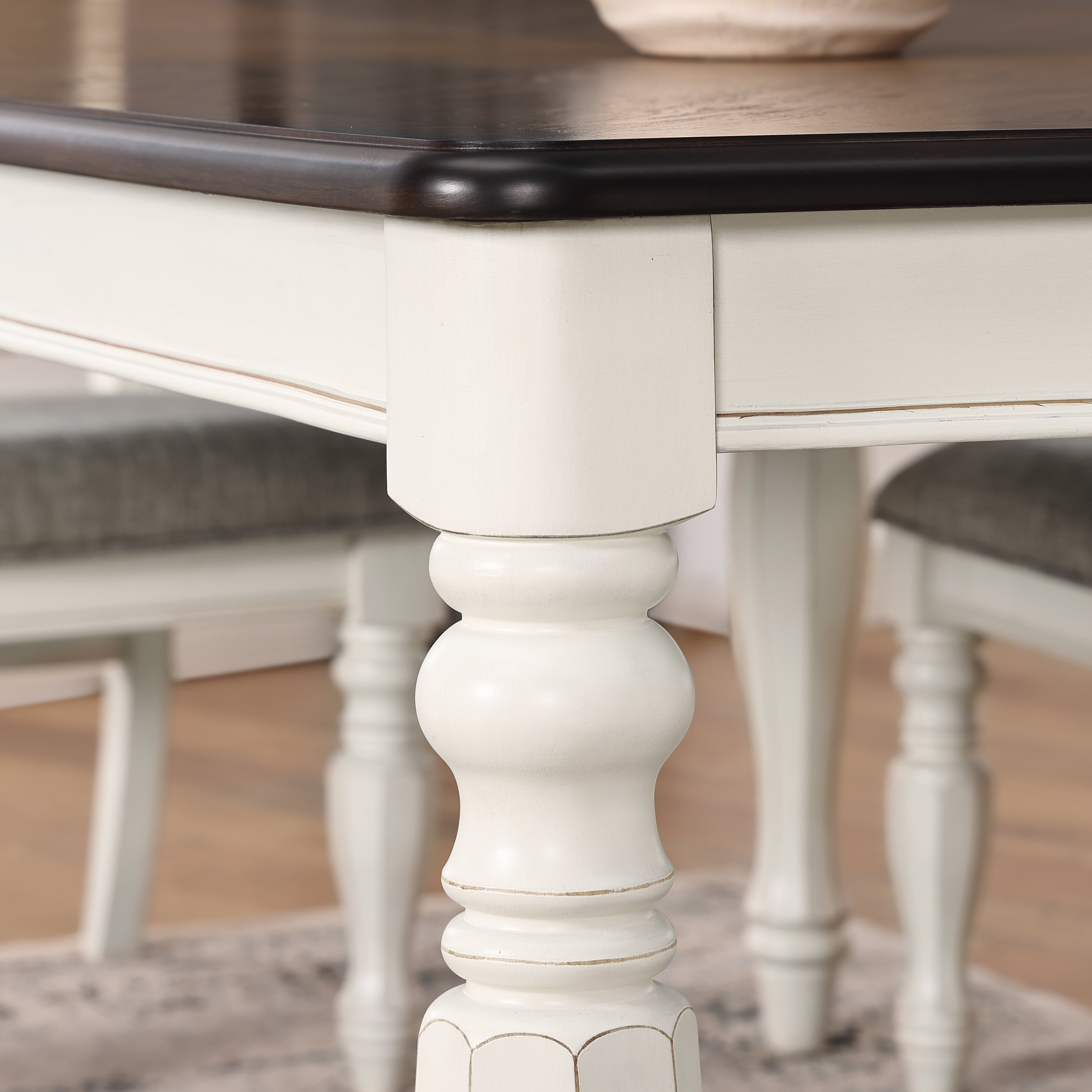 Roundhill Furniture Belleza French Country Dining Table - Antique White & Weathered Oak Finish | Farmhouse Style Kitchen Table for Dining Room & Breakfast Nook
