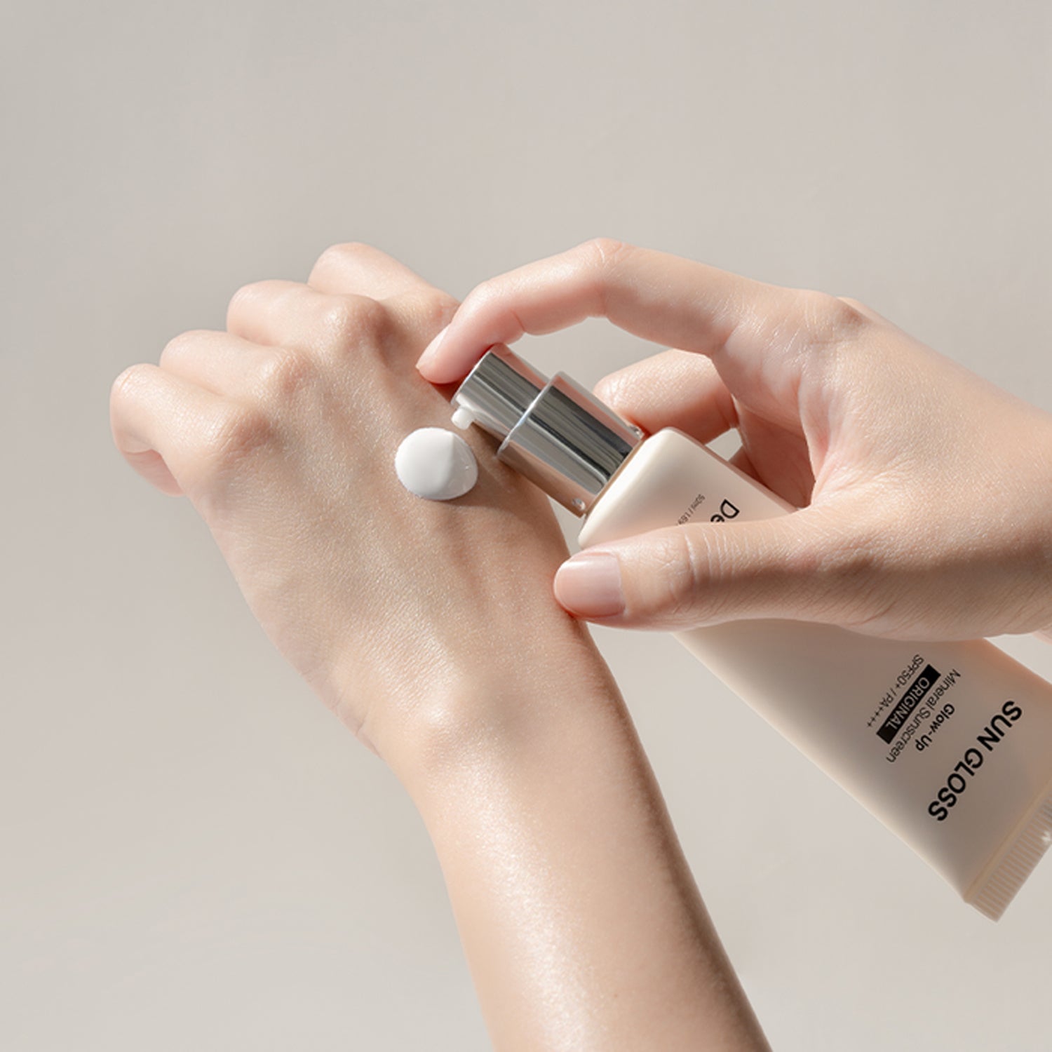 De:maf Sun Gloss Glow Up Mineral Sunscreen SPF 50+ PA++++ - 50ml Oil-Free Face Sunscreen for Daily Protection - Perfect for Beach, Outdoor Activities & Makeup Base