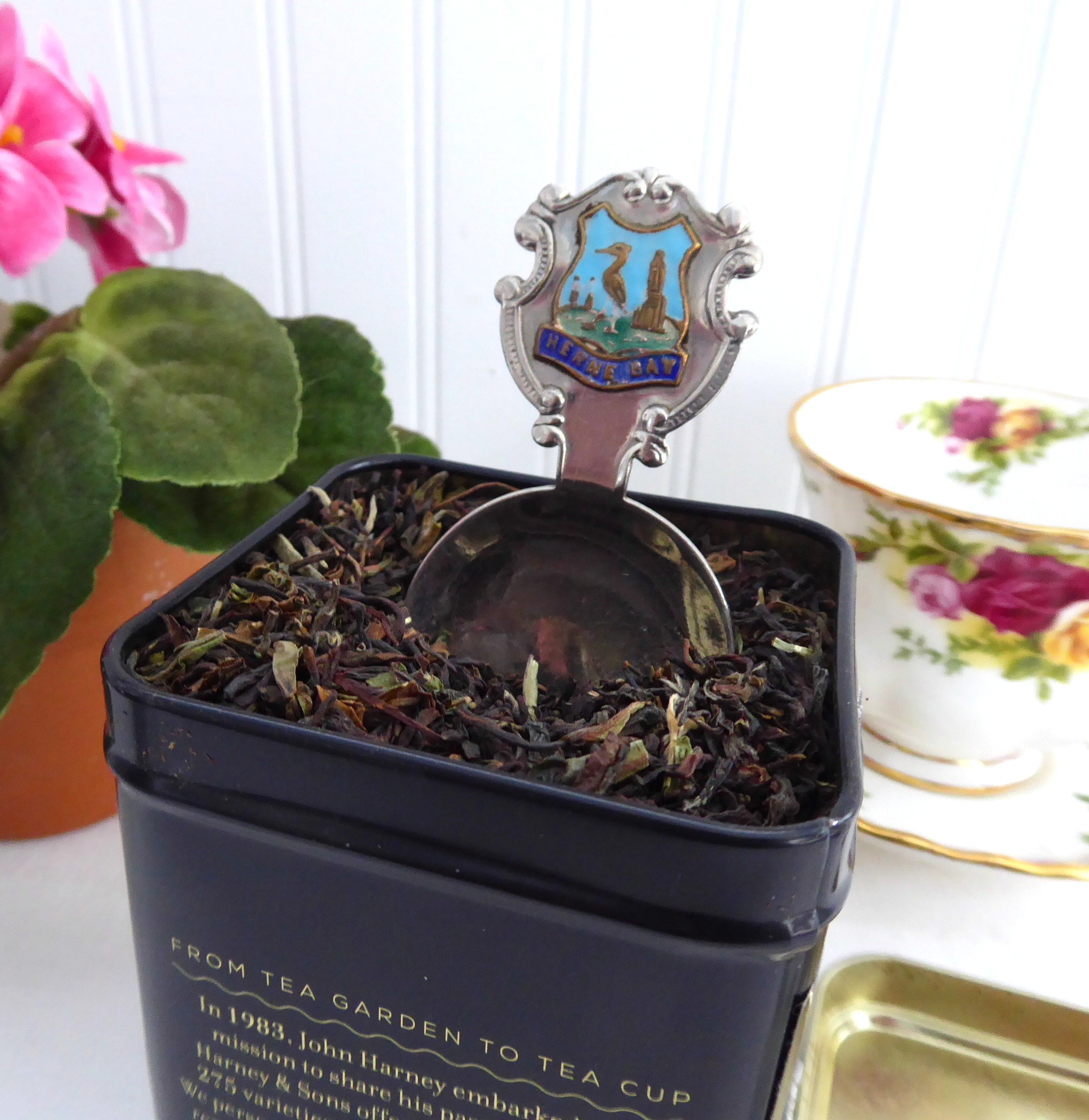 Vintage 1940s Herne Bay Enamel Tea Caddy Spoon - Antique Tea Scoop for Loose Leaf Tea Collection - Perfect for Tea Lovers, Collectors & British Souvenir Display