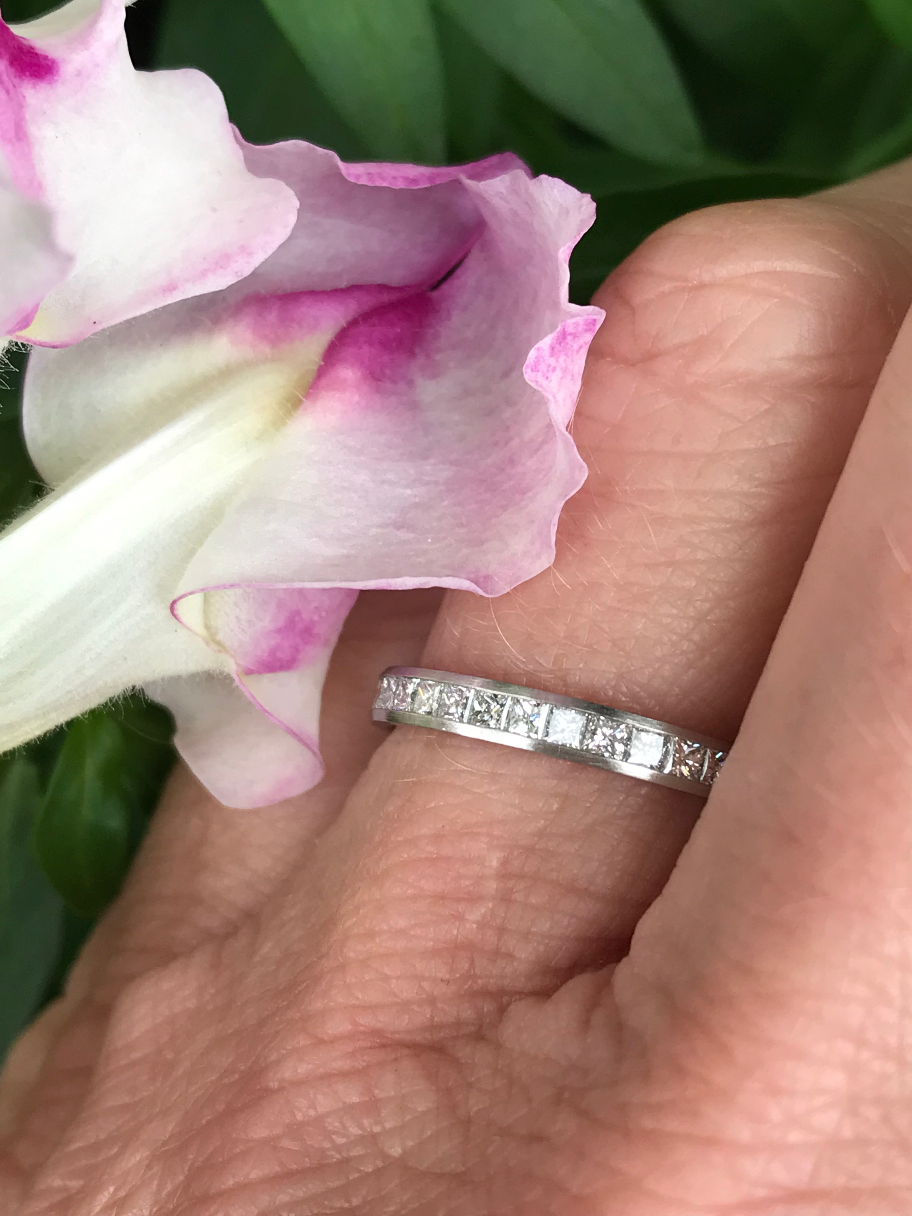 Platinum Full Eternity 0.95ct TW VS1 Diamond Ring for Women - Perfect for Weddings, Anniversaries & Special Occasions