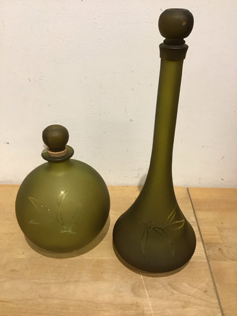 Elegant Pair of Frosted Green Glass Decanters - Perfect for Wine, Whiskey & Cocktails - Home Bar & Dining Table Decor