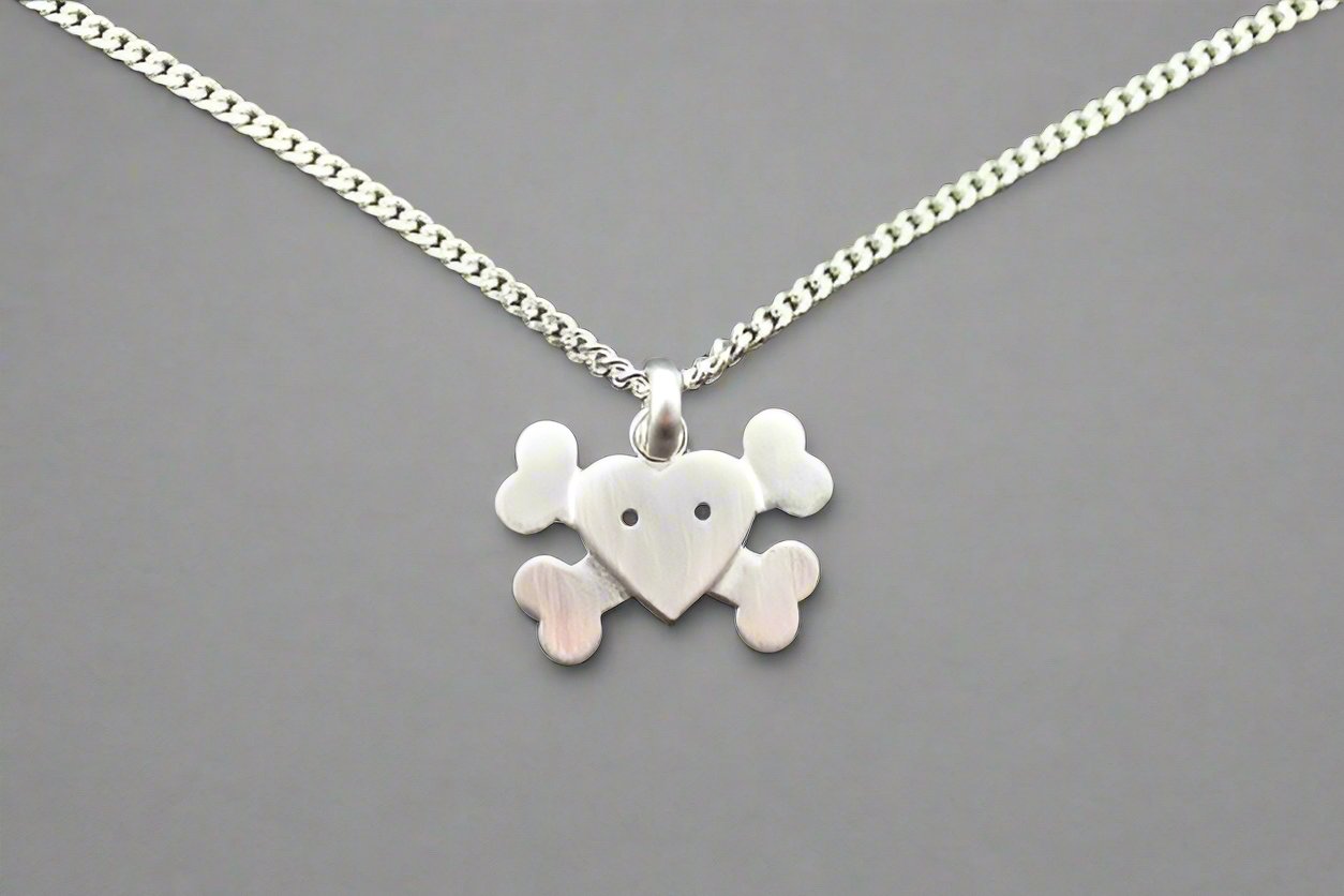 Heart & Bones Pendant Necklace - 45cm Link Chain for Women & Men - Gothic Jewelry for Everyday Wear & Special Occasions