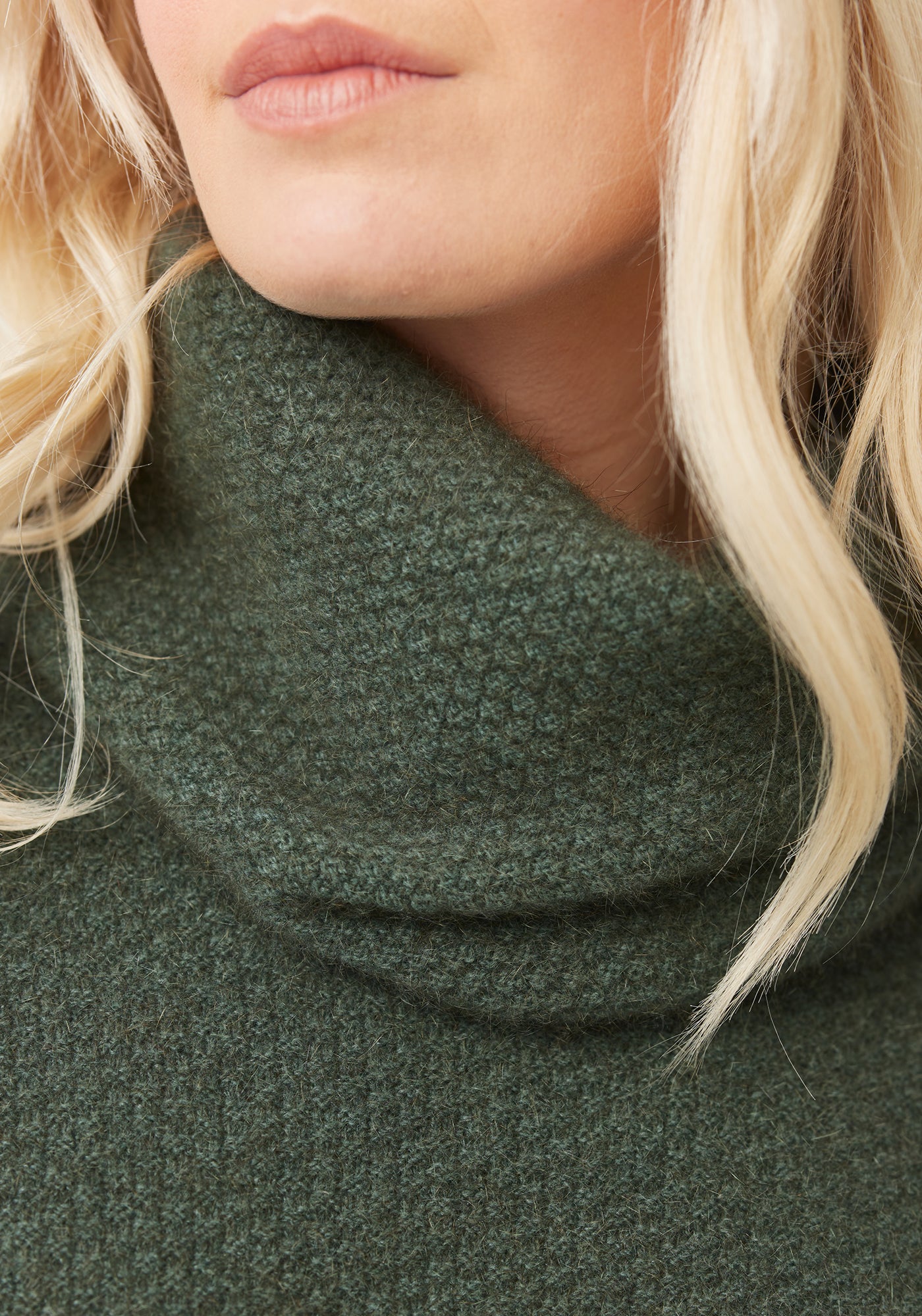 Stylish Moss Snood Scarf 0423 - Soft & Warm Winter Accessory for Women & Men - Perfect for Outdoor Activities & Casual Wear