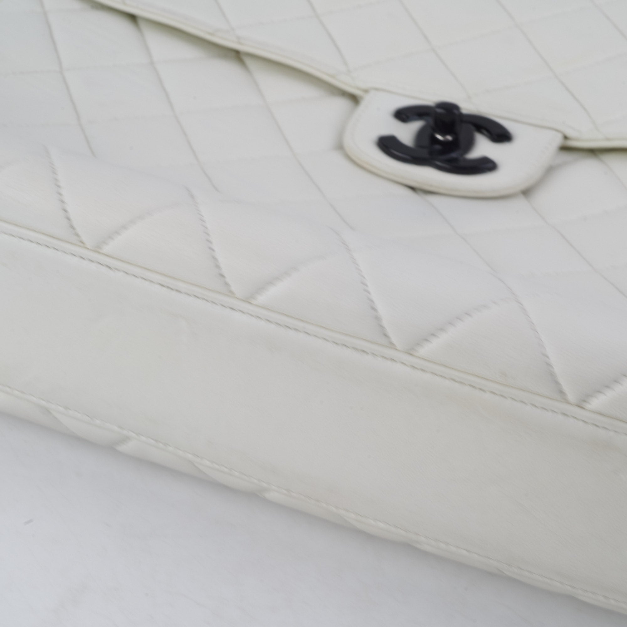 Chanel Matelasse Quilted Leather Shoulder Bag in White - Luxury Crossbody Purse for Women, Perfect for Date Night & Evening Events