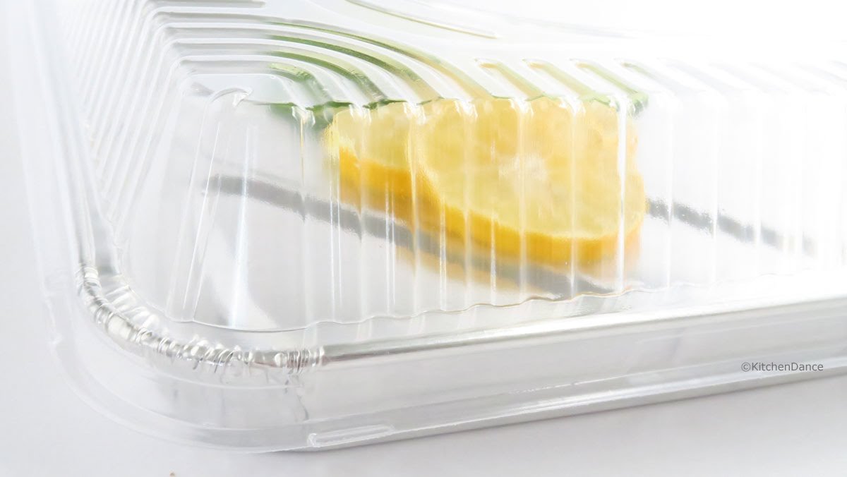 KitchenDance 25-Count Disposable Aluminum Half Sheet Cake Pans with Clear Plastic Dome Lids - 17.5