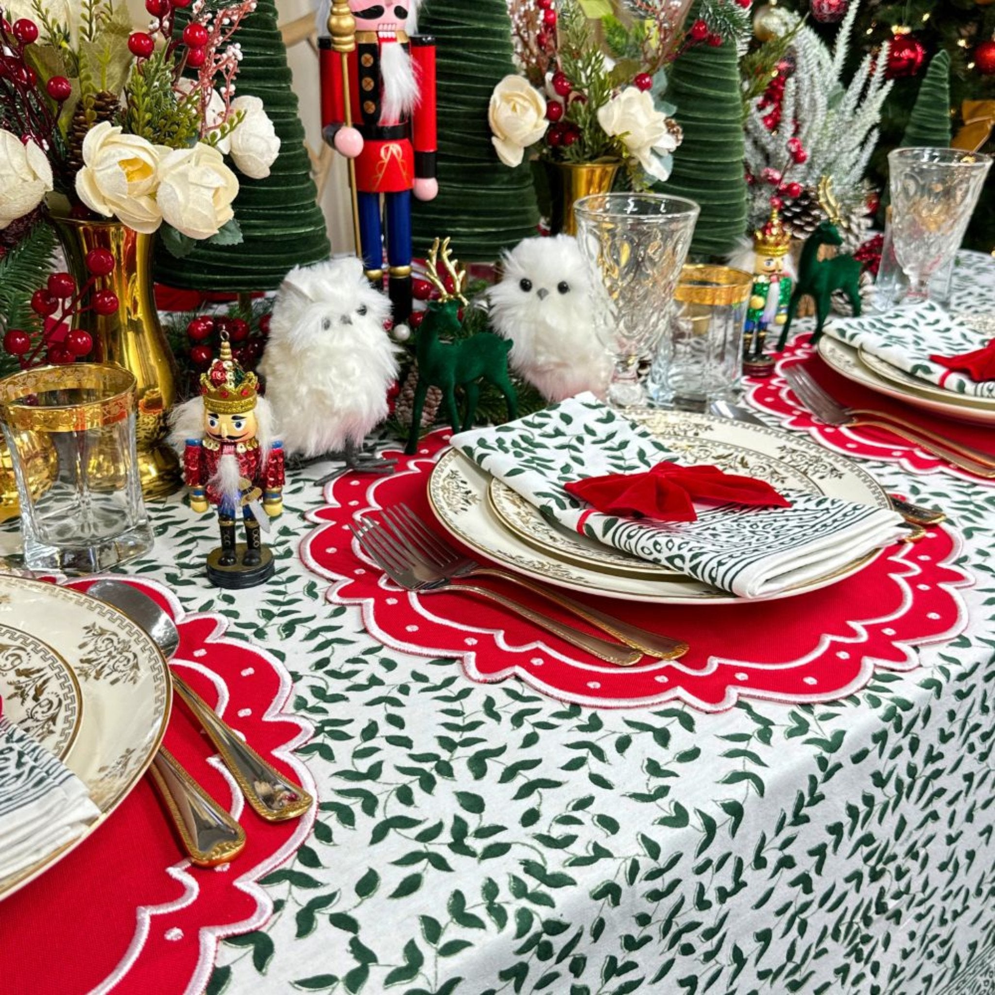 Elegant Dark Green Leaf Design Cloth Napkins - Set of 4 for Dinner Parties, Holiday Tablescapes & Eco-Friendly Home Decor