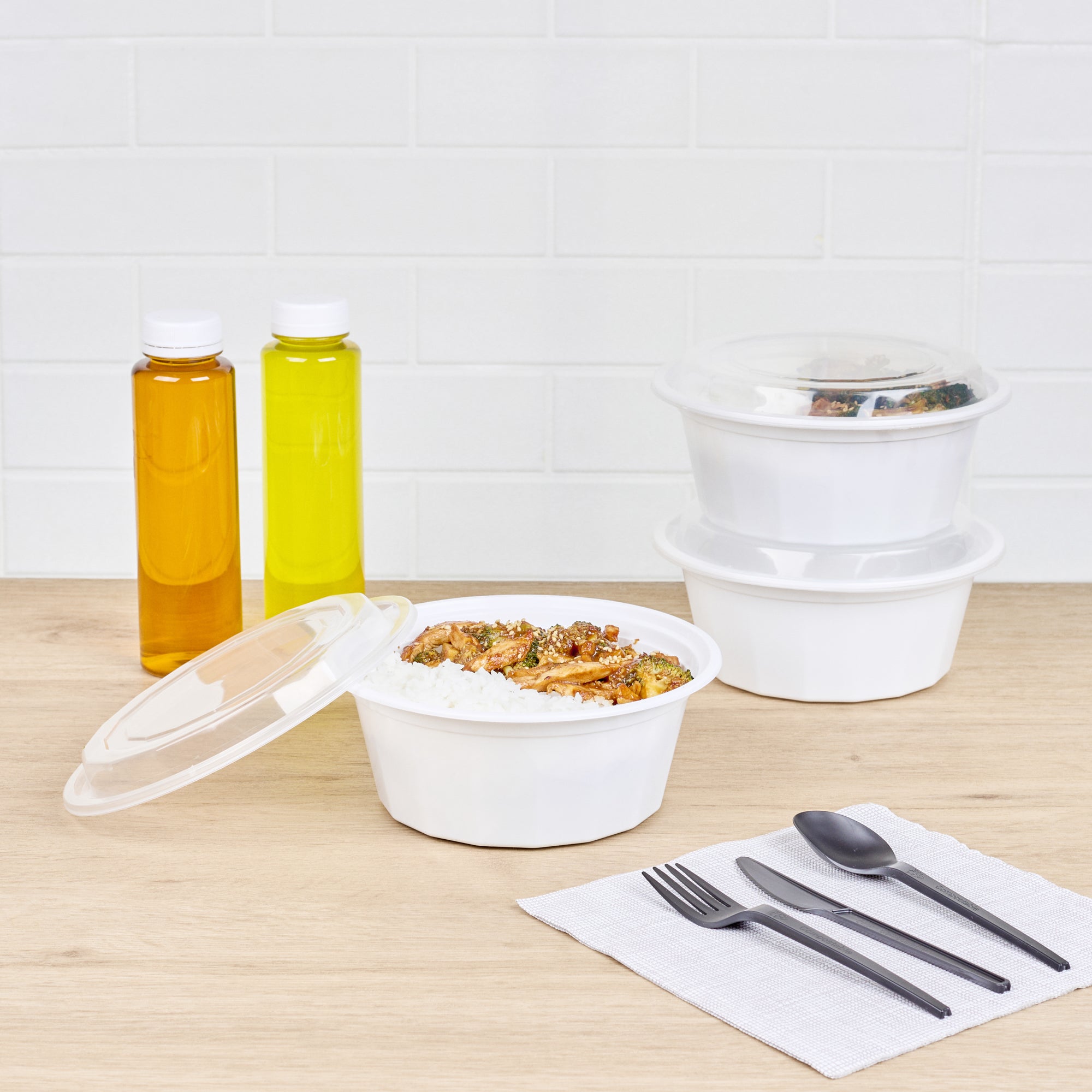 32 oz Round White Plastic Food Storage Containers with Clear Lids - Microwave Safe Takeout Boxes (7.25