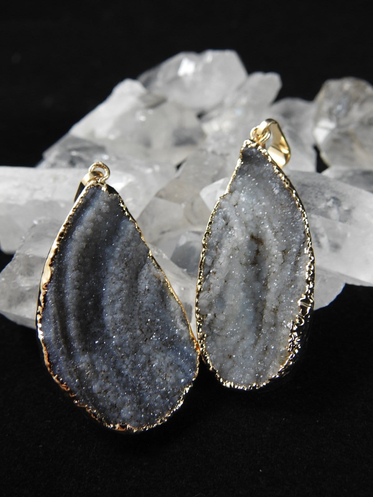 Natural Chalcedony Druzy Pendant Necklace - Healing Crystal Jewelry for Women - Perfect for Meditation, Spiritual Gifts & Boho Fashion Accessories