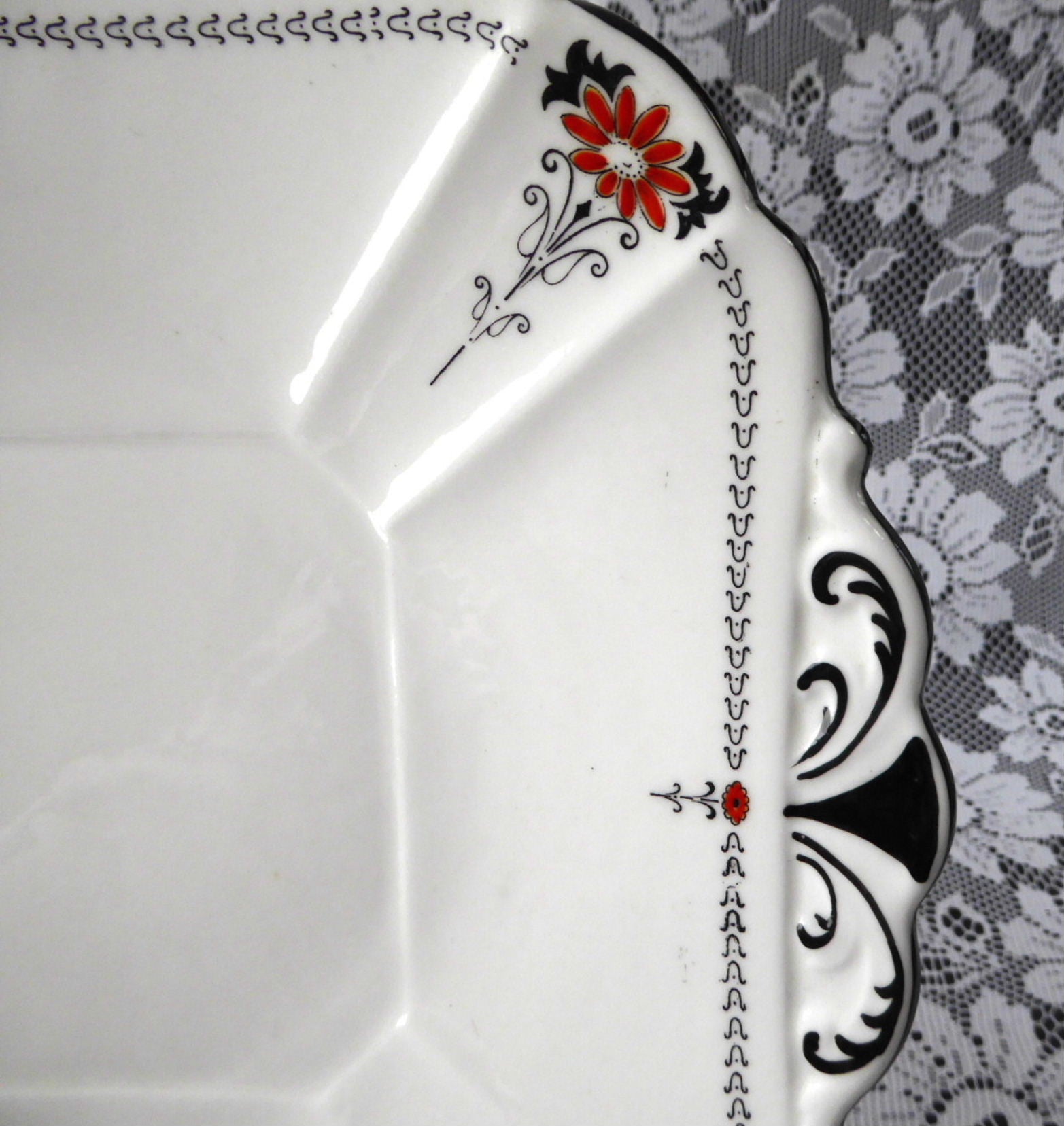 Vintage Shelley Queen Anne Red Daisy Cake Plate - Art Deco Style 1930s Ceramic Serving Plate for Tea Parties, Desserts & Antique Collectors