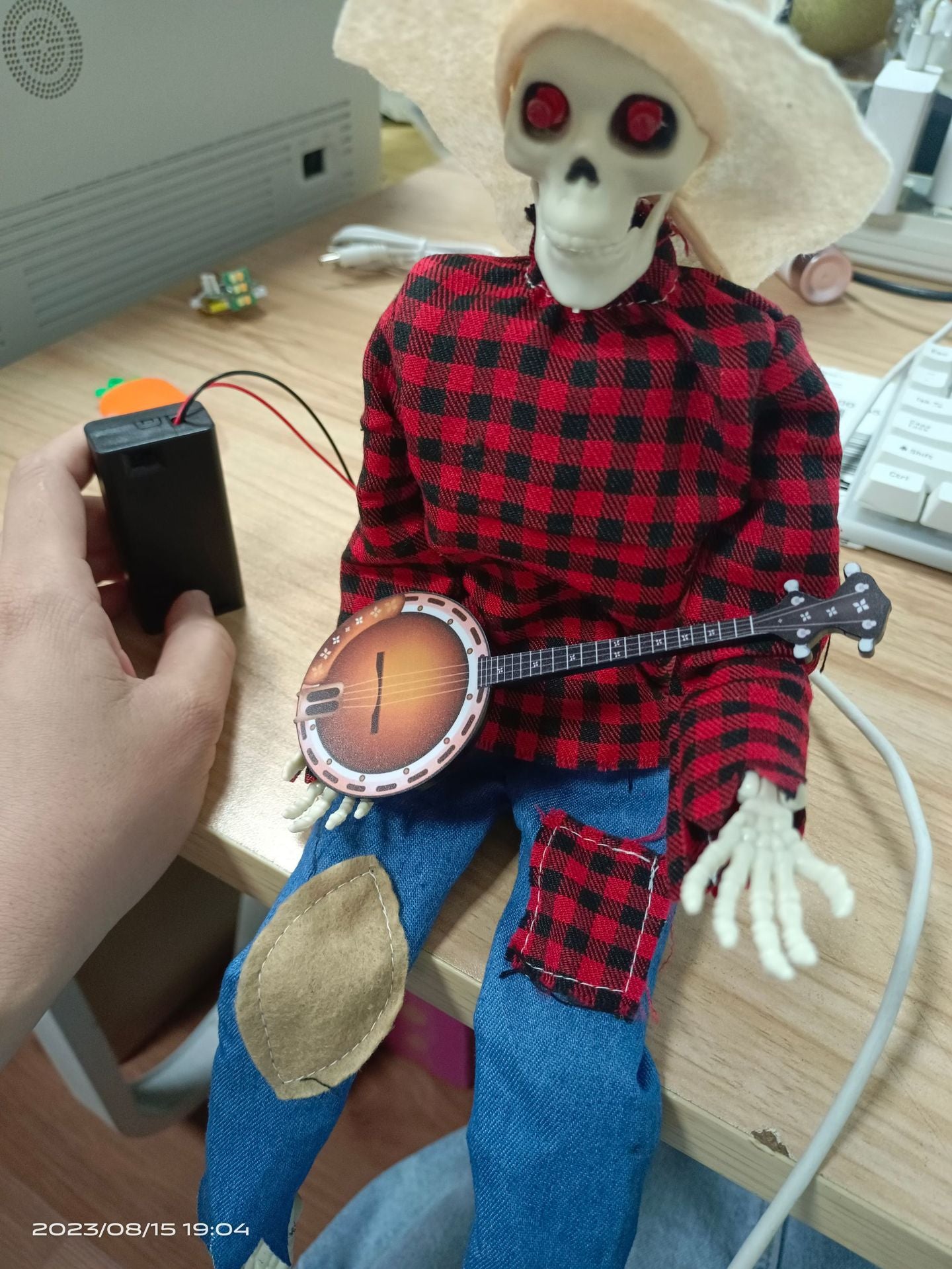 Spooky Halloween Banjo Skeleton Decor - Scary Musical Skeleton Prop for Halloween Party, Haunted House, and Outdoor Yard Decoration