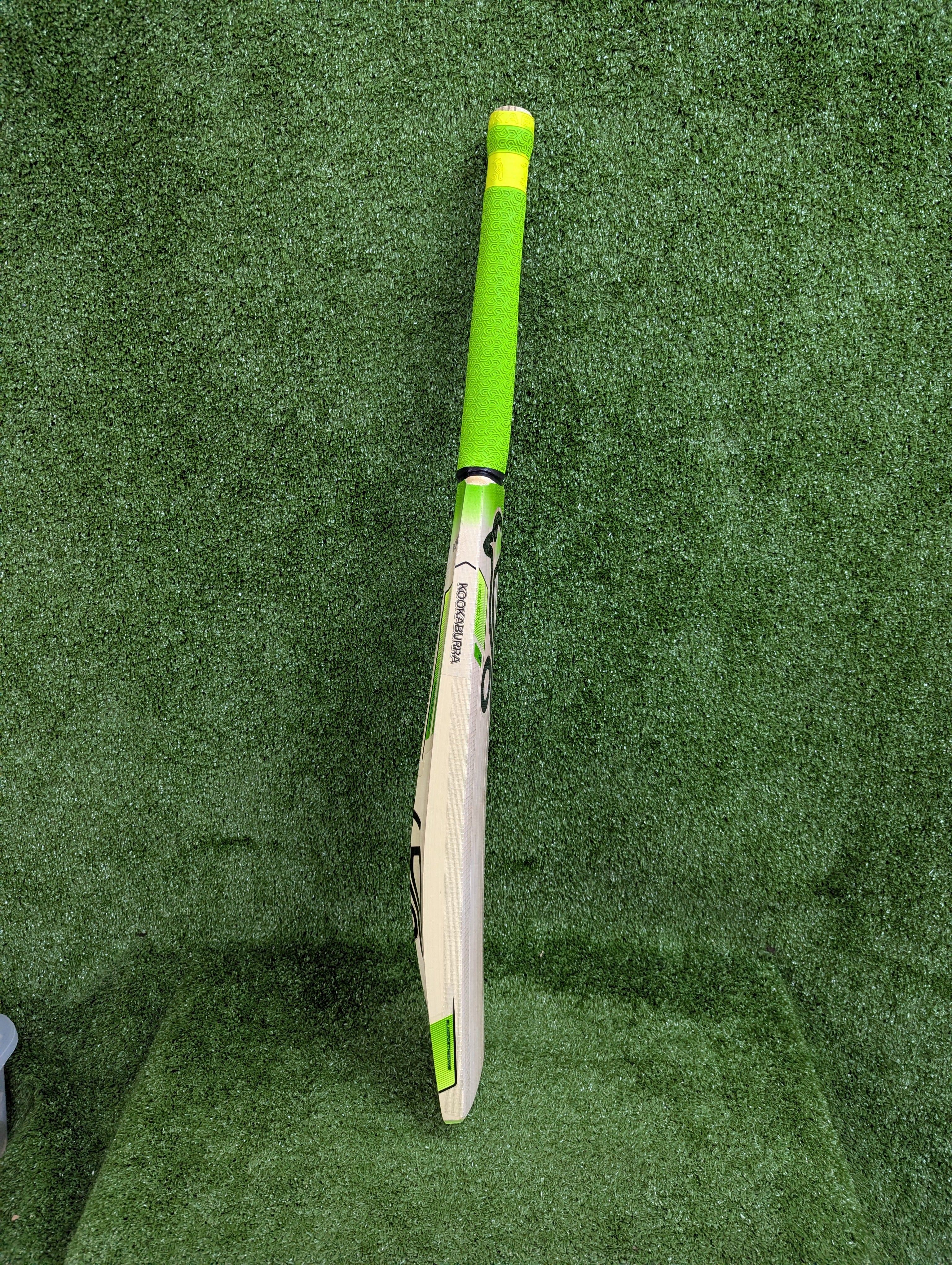 Kookaburra Kahuna 6.5 English Willow Cricket Bat - Premium Quality for Professional & Amateur Players - Perfect for Matches, Training & Backyard Cricket Games