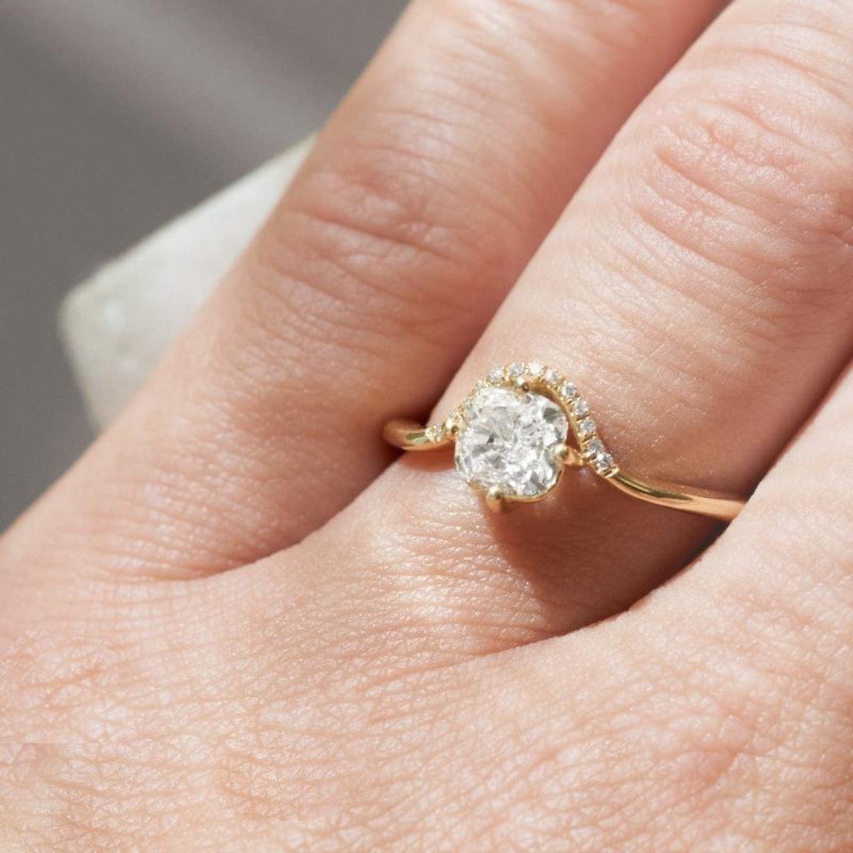 Exquisite Cushion Cut Diamond Crown Ring for Women - Elegant Wedding, Engagement & Anniversary Jewelry Gift - Perfect for Bridal, Party & Special Occasions