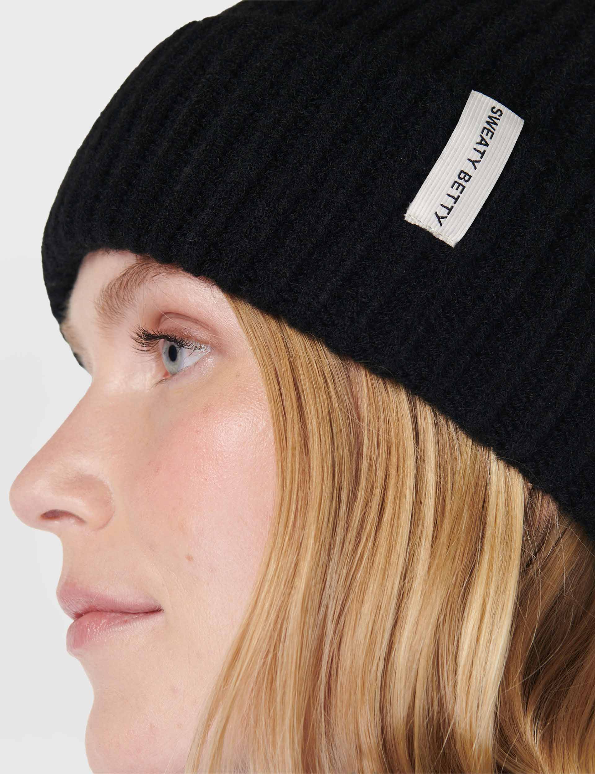 Warm Snowfall Knitted Beanie Hat for Men & Women - Soft Winter Beanie in Black - Perfect for Skiing, Snowboarding & Cold Weather Activities