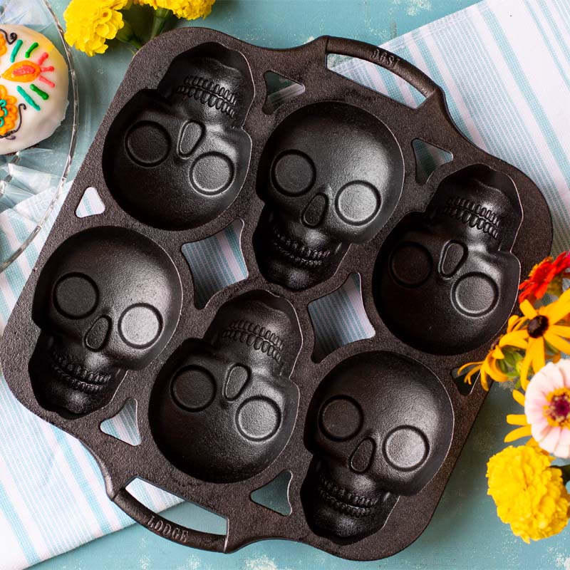 Cast Iron Skull Mini Cake Pan - 12.2 x 10.6 Inch Halloween Baking Mold for Cupcakes, Brownies & Desserts - Perfect for Gothic Parties, Halloween Treats & Themed Birthday Cakes
