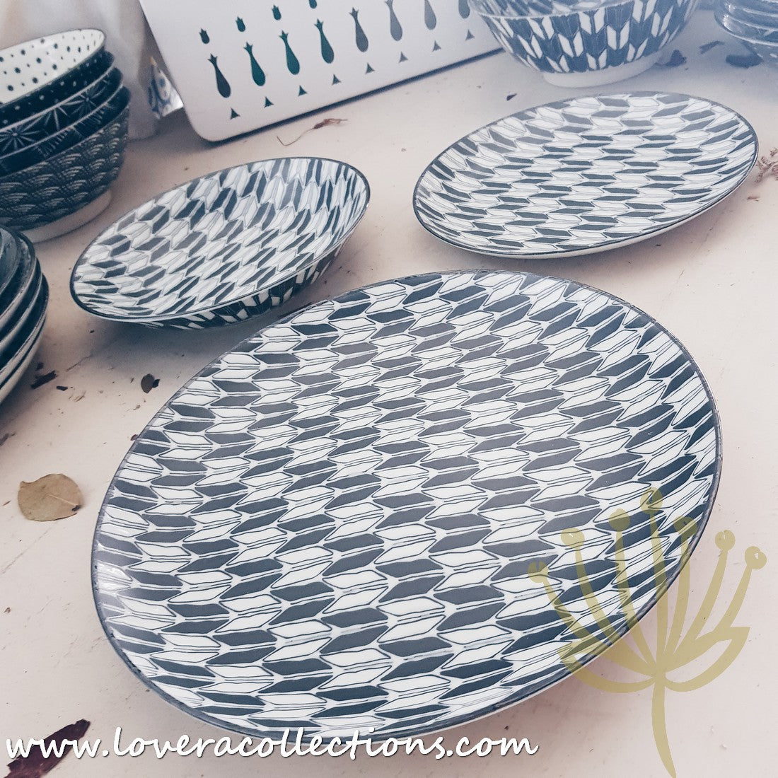 Awasaka Black & White Modern ARROWS Dinnerware Set - 16-Piece Porcelain Plates, Bowls & Mugs - Elegant Tableware for Dinner Parties, Restaurants & Home Decor (60% Off Limited Time Sale)