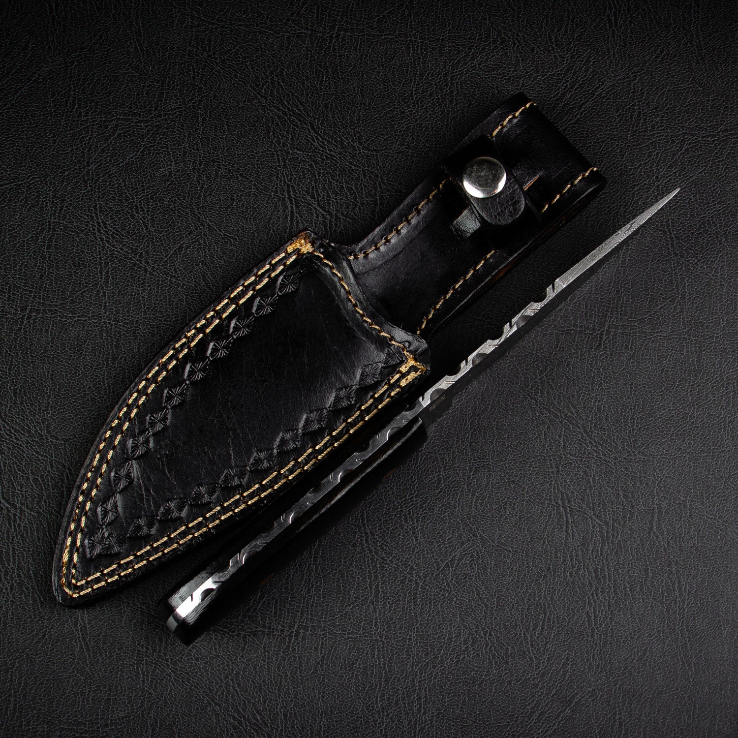 Premium Damascus Steel Hunting Knife - Handcrafted Outdoor Survival Knife for Camping, Hunting & Bushcraft - Razor Sharp Blade with Ergonomic Handle