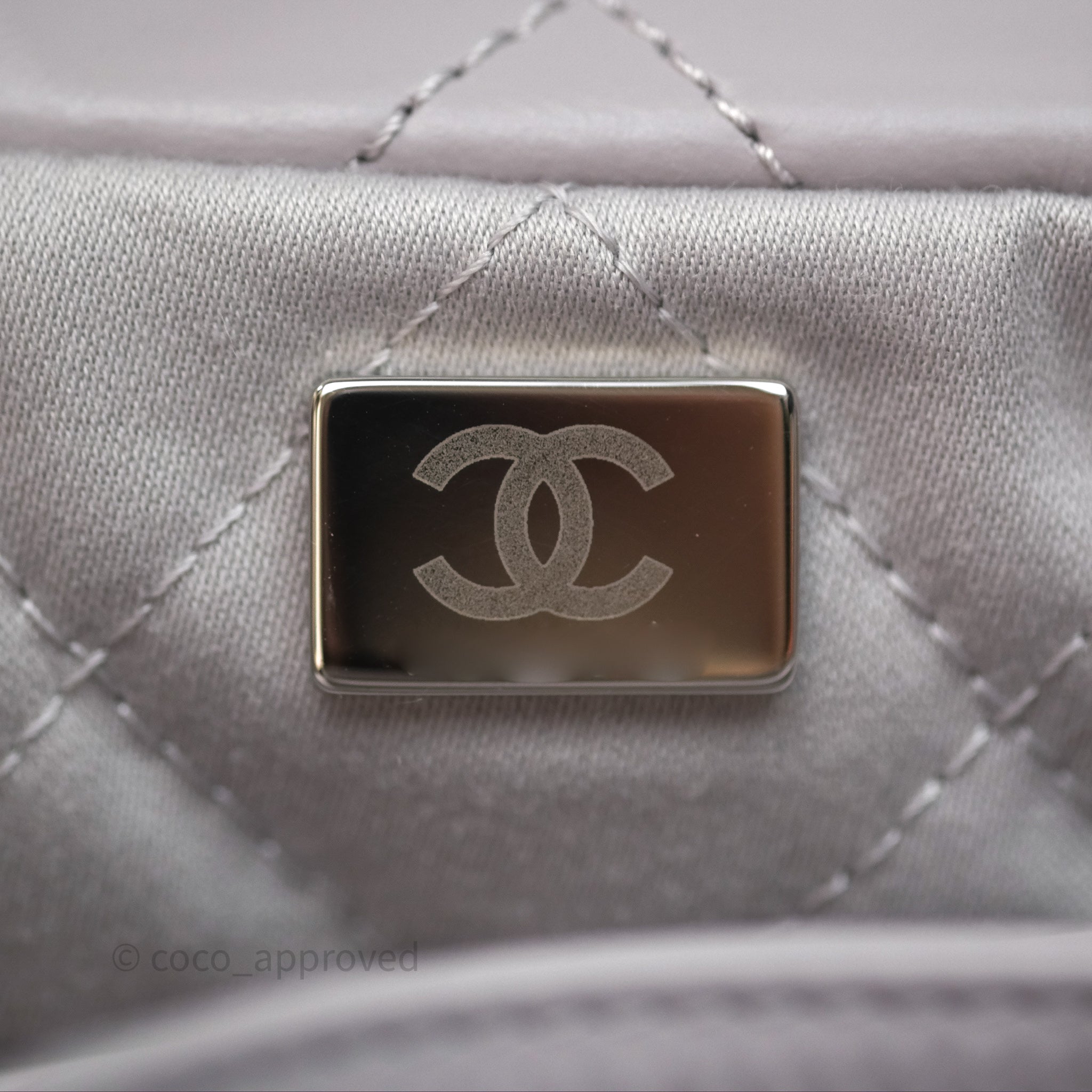 Chanel 22 Medium Handbag in Grey Shiny Aged Calfskin with Silver Hardware - Luxury Shoulder Bag for Women, Perfect for Work, Travel and Evening Events