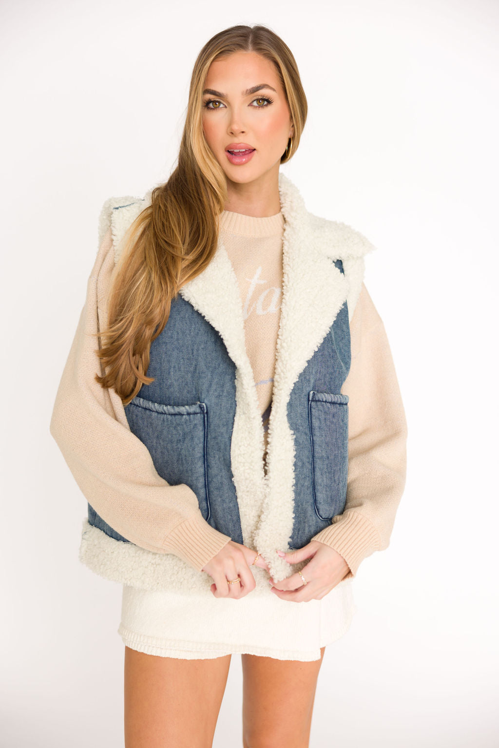 Lake Tahoe Ski Graphic Oversized Sweater in Beige | Cozy Winter Pullover for Skiing & Snowboarding | Perfect for Mountain Vacations & Après-Ski Relaxation