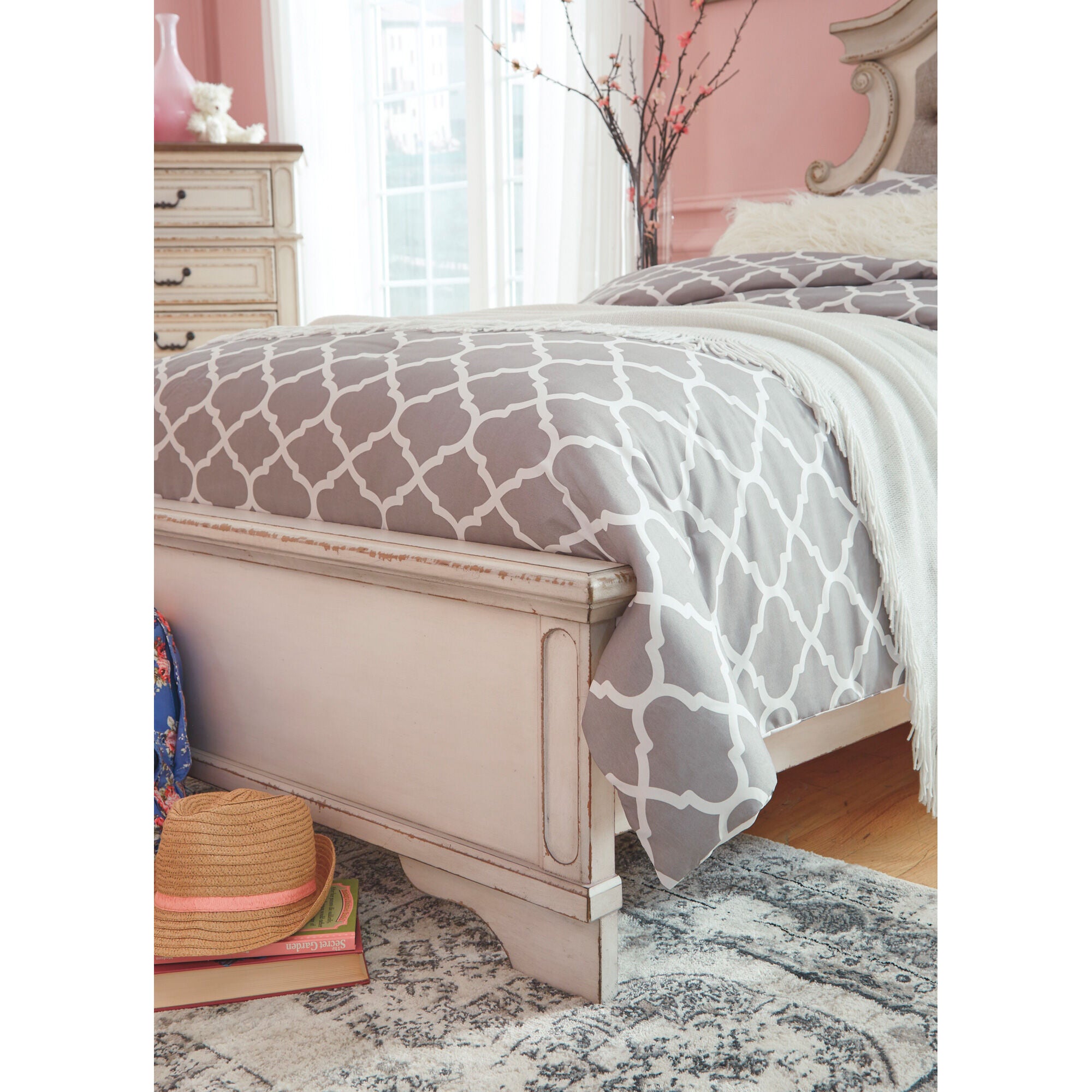 Realyn Bed Frame - Queen Size Platform Bed with Wooden Slats & Sturdy Metal Legs - Modern Minimalist Bedroom Furniture for Home, Apartment, Dorm Room
