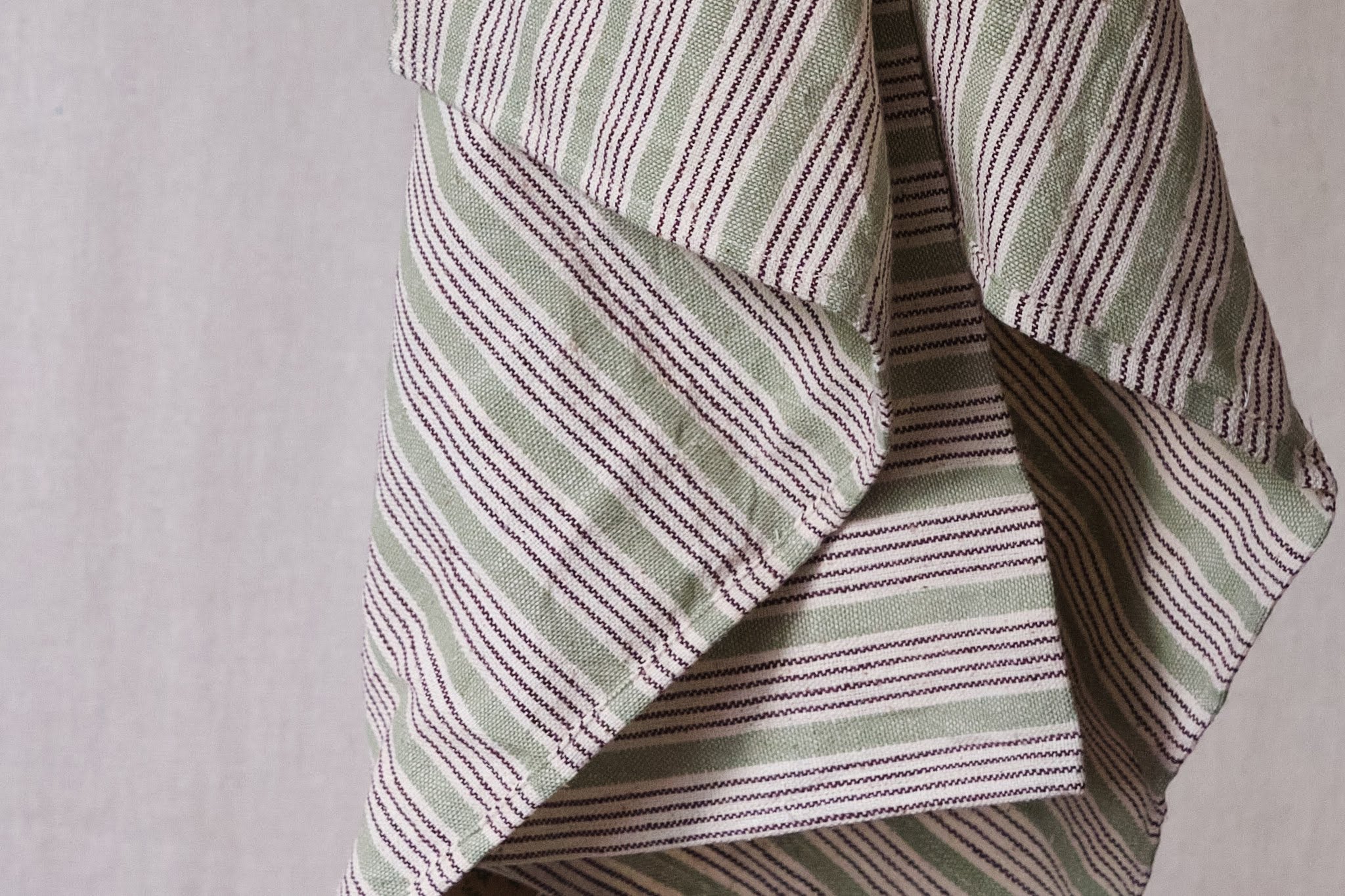 Premium Green, Black & White Striped Tea Towel - Absorbent & Durable Kitchen Towel for Dish Drying, Hand Wiping & Decor - Perfect for Home, Restaurant & Cafe Use