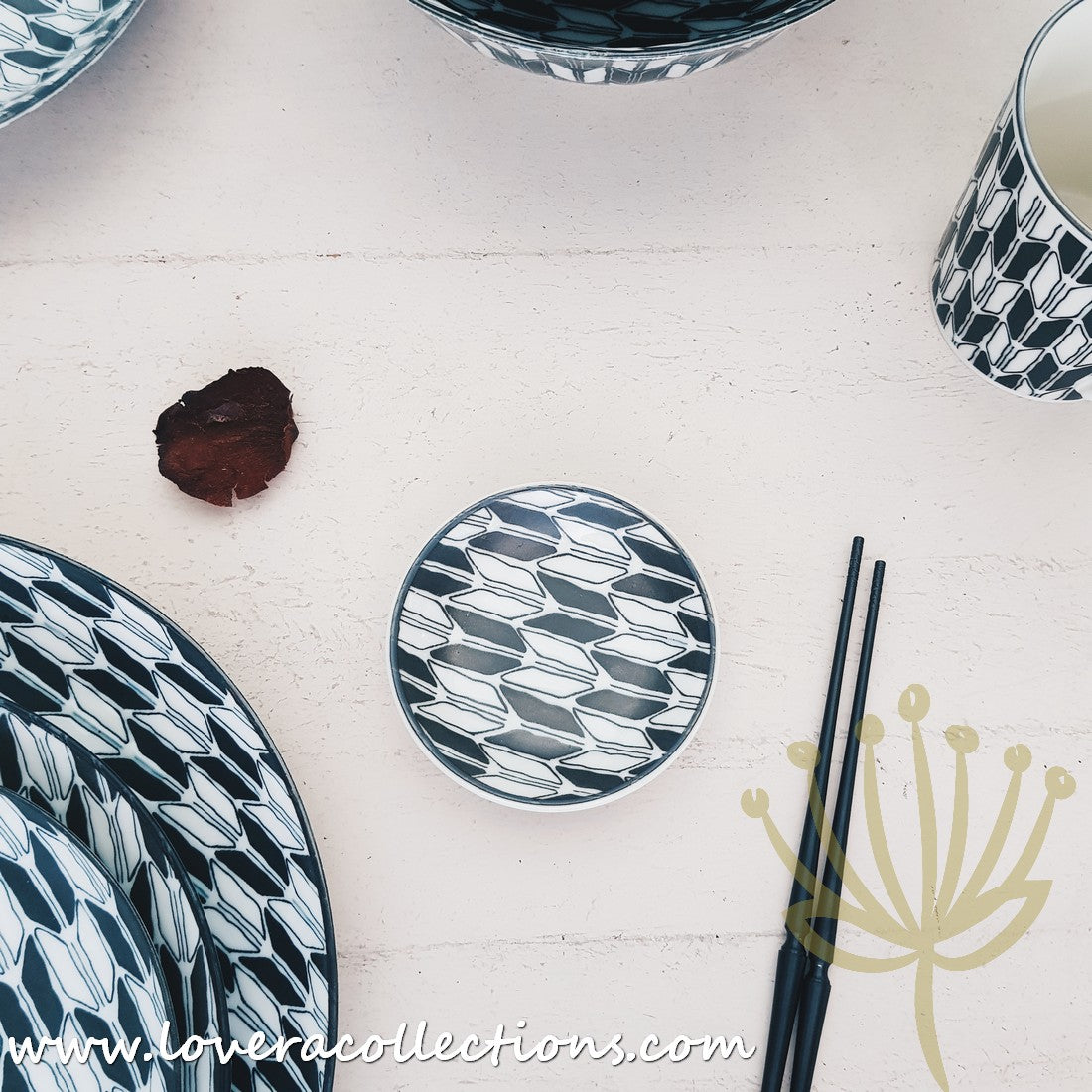 Awasaka Black & White Modern ARROWS Dinnerware Set - 16-Piece Porcelain Plates, Bowls & Mugs - Elegant Tableware for Dinner Parties, Restaurants & Home Decor (60% Off Limited Time Sale)